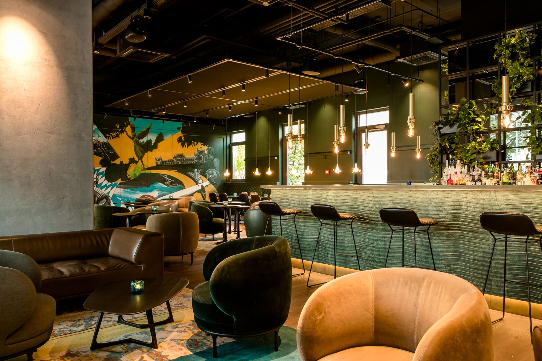 Hotel München East Side Motel One helle Lounge und Barbereich mit Barhockern