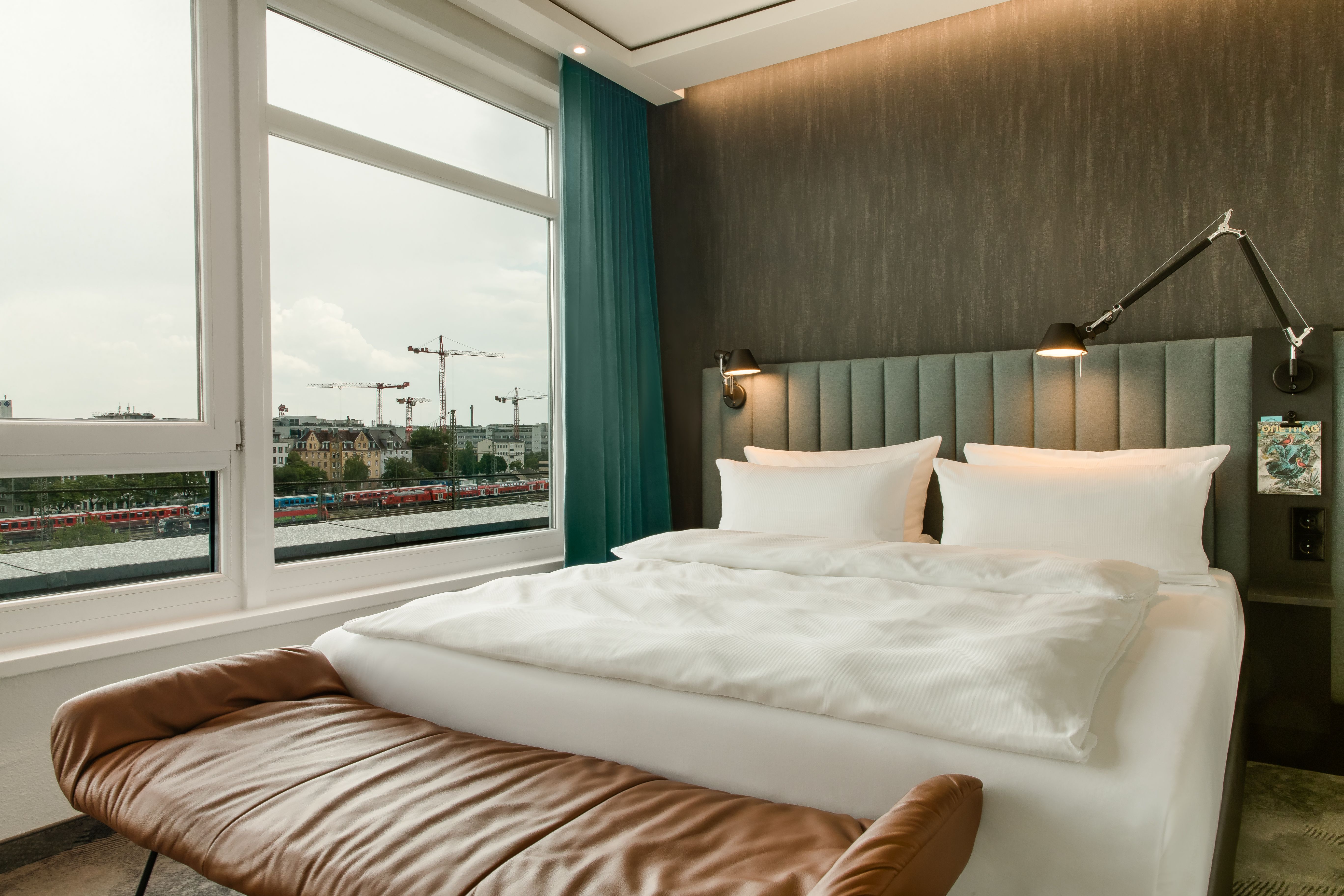 Designhotel East Side Motel One Blick auf großes Doppelbett in hellem Hotelzimmer