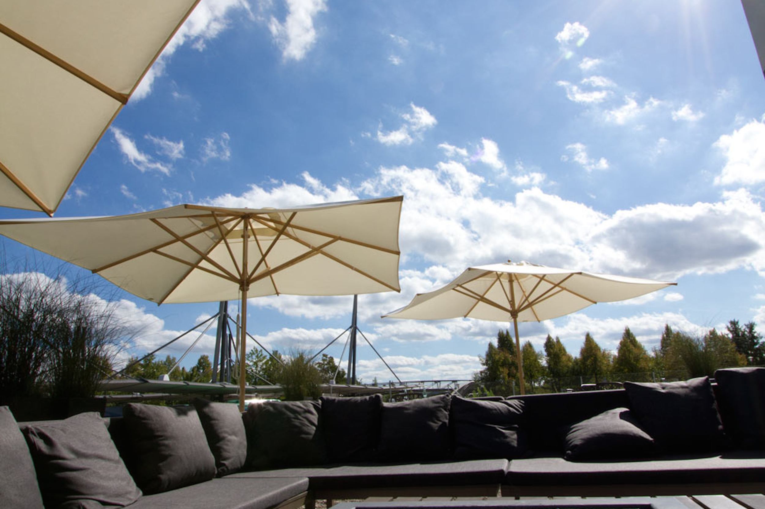 Hotel München Garching Motel One Außenbereich mit Sitzgelegenheiten