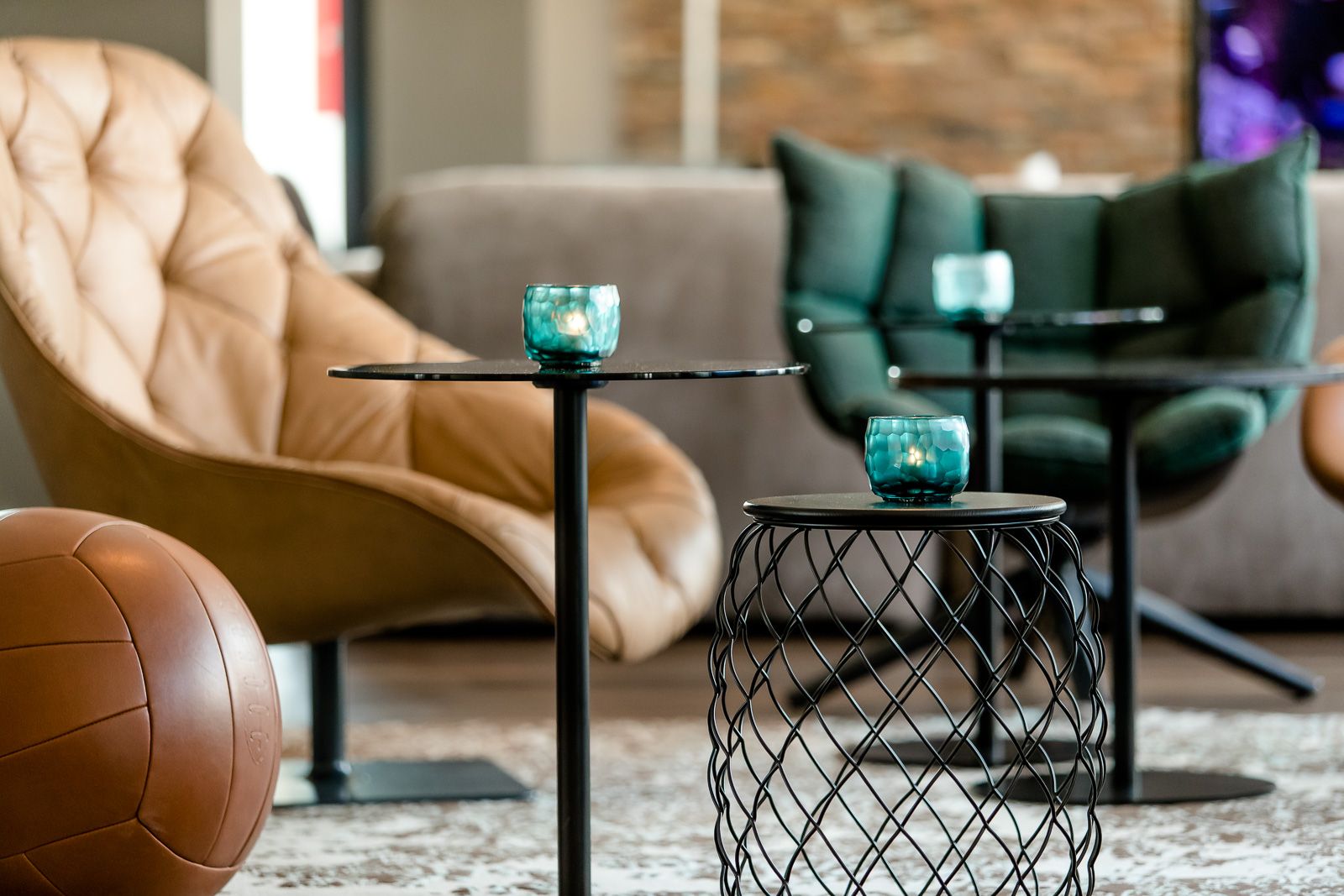 Hotel München Garching Motel One Nahaufnahme Beistelltisch in Lounge