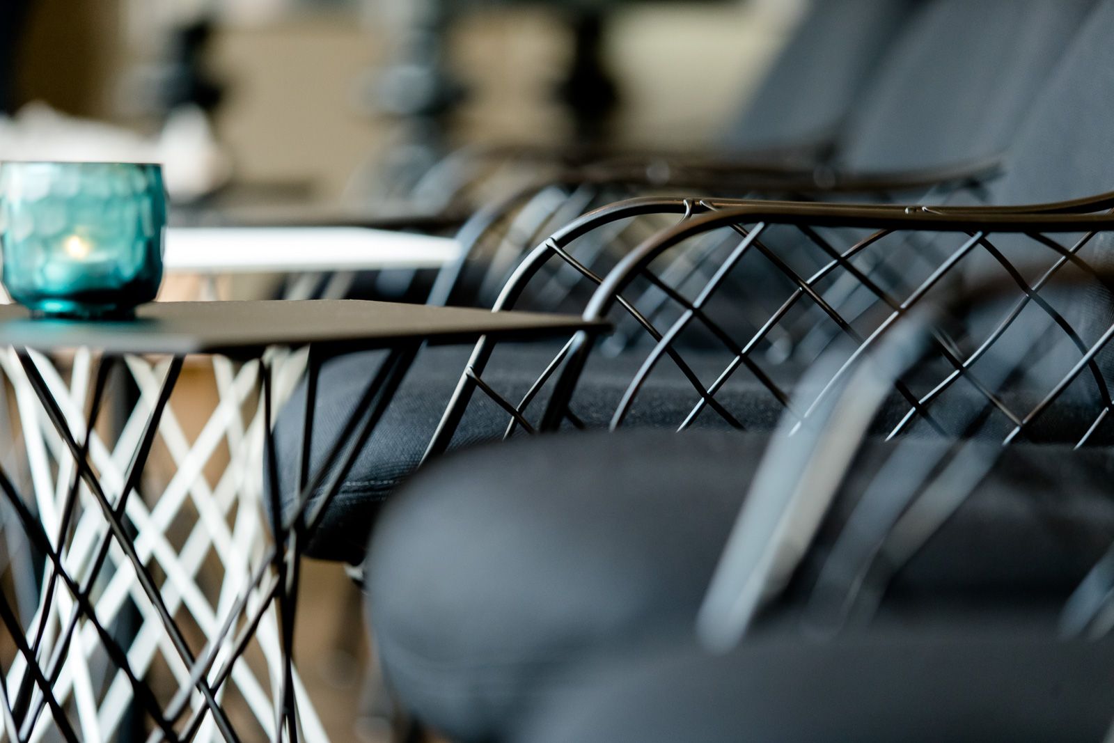 Hotel München Garching Motel One Nahaufnahme Sessel und Beistelltisch in Lounge