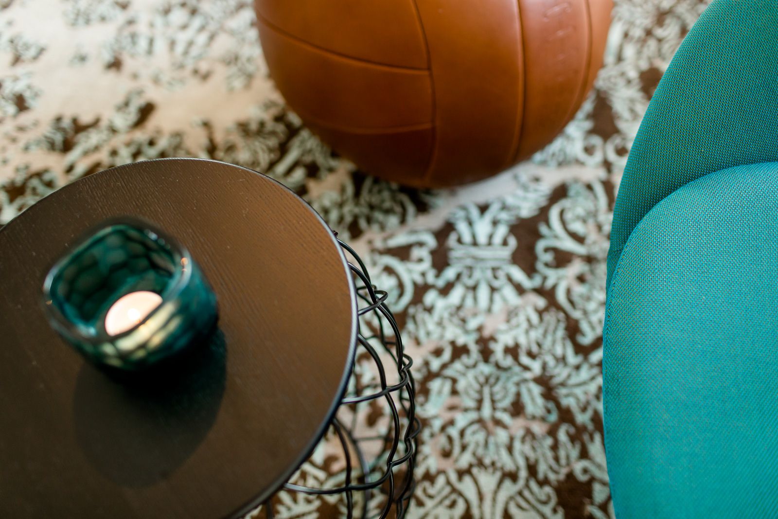 Hotel München Garching Motel One Blick von oben auf Beistelltisch mit Kerze