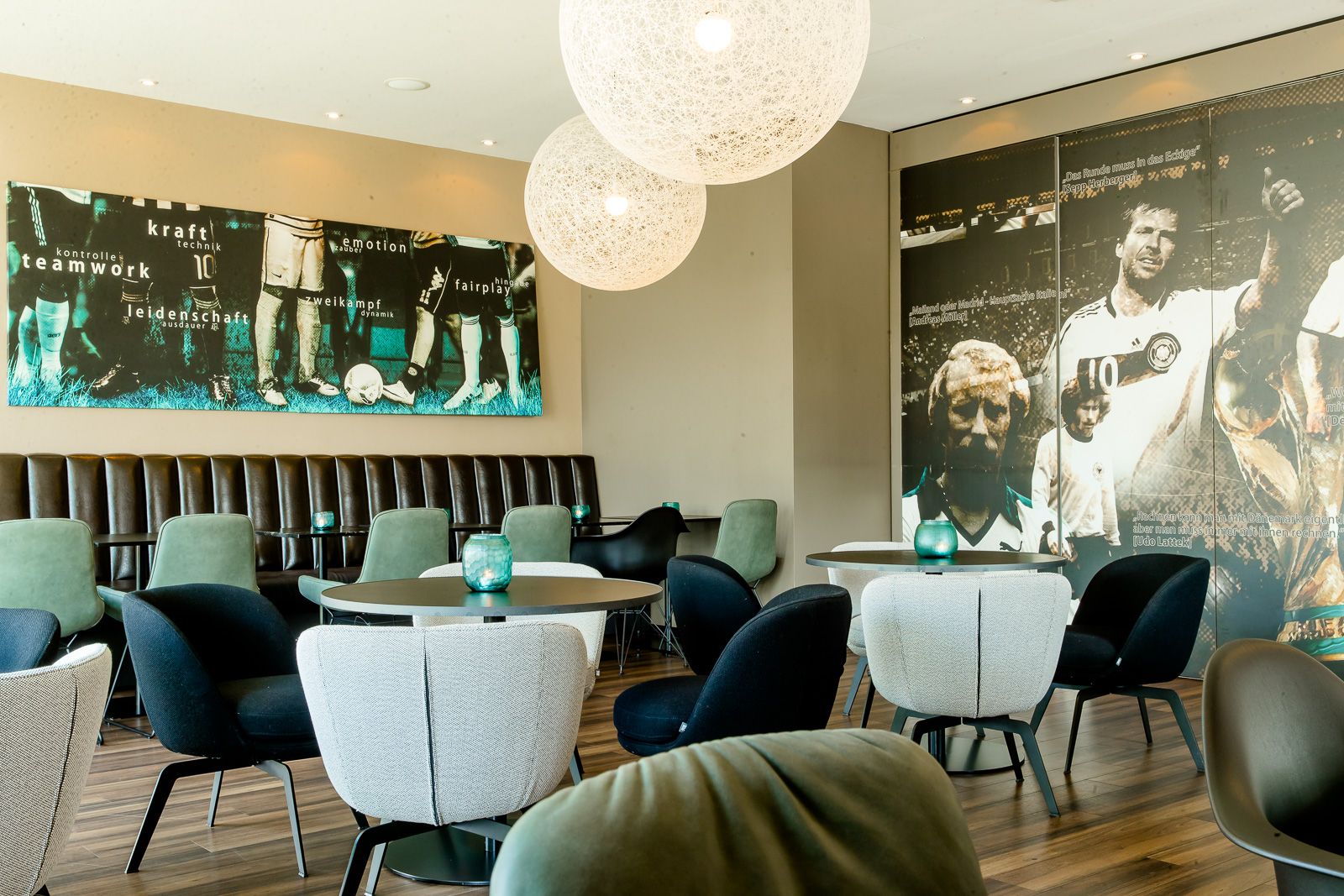 Hotel München Garching Motel One Tische und Stühle