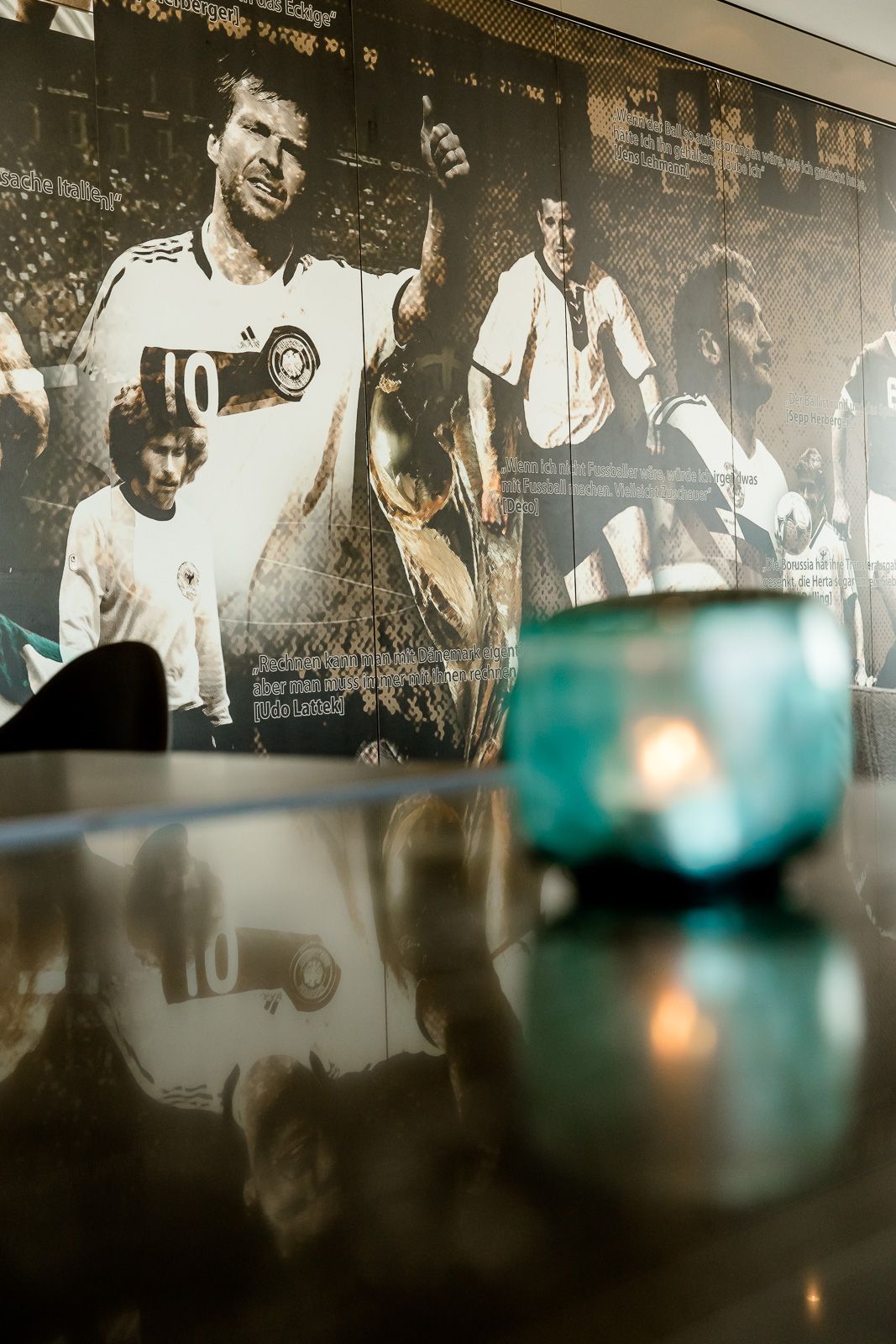 Hotel München Garching Motel One Wandbild mit Fußballern und Sprüchen