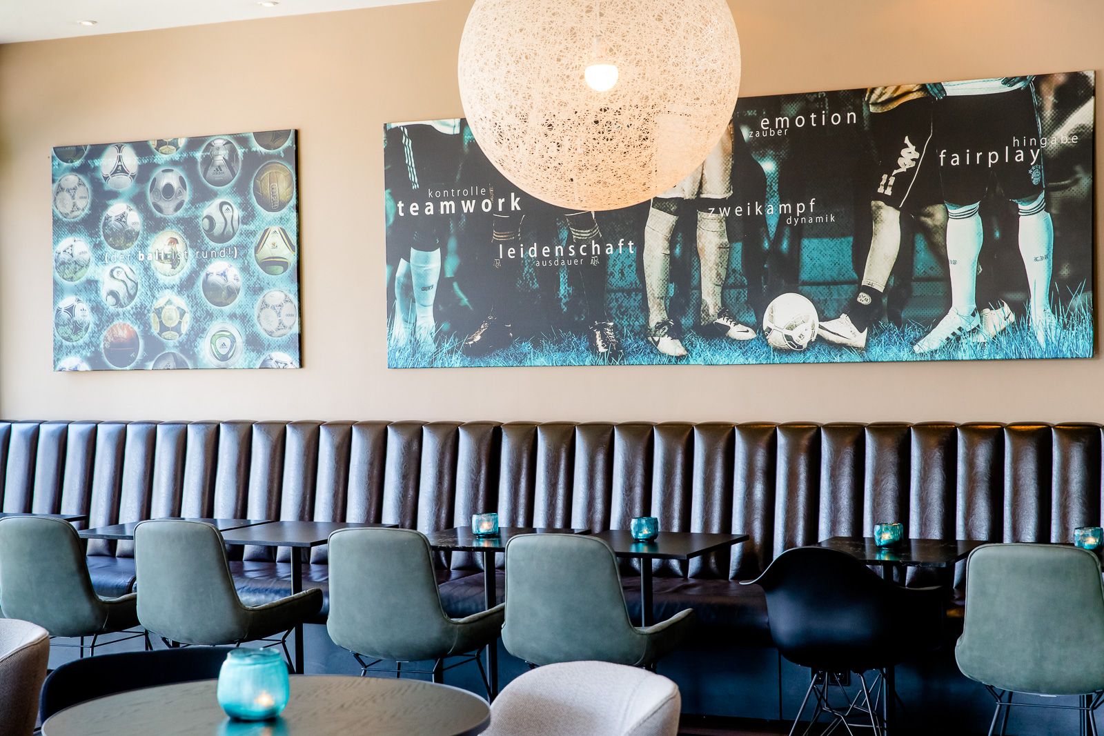 Hotel München Garching Motel One Frühstücksbereich mit mehreren Tischen und Stühlen