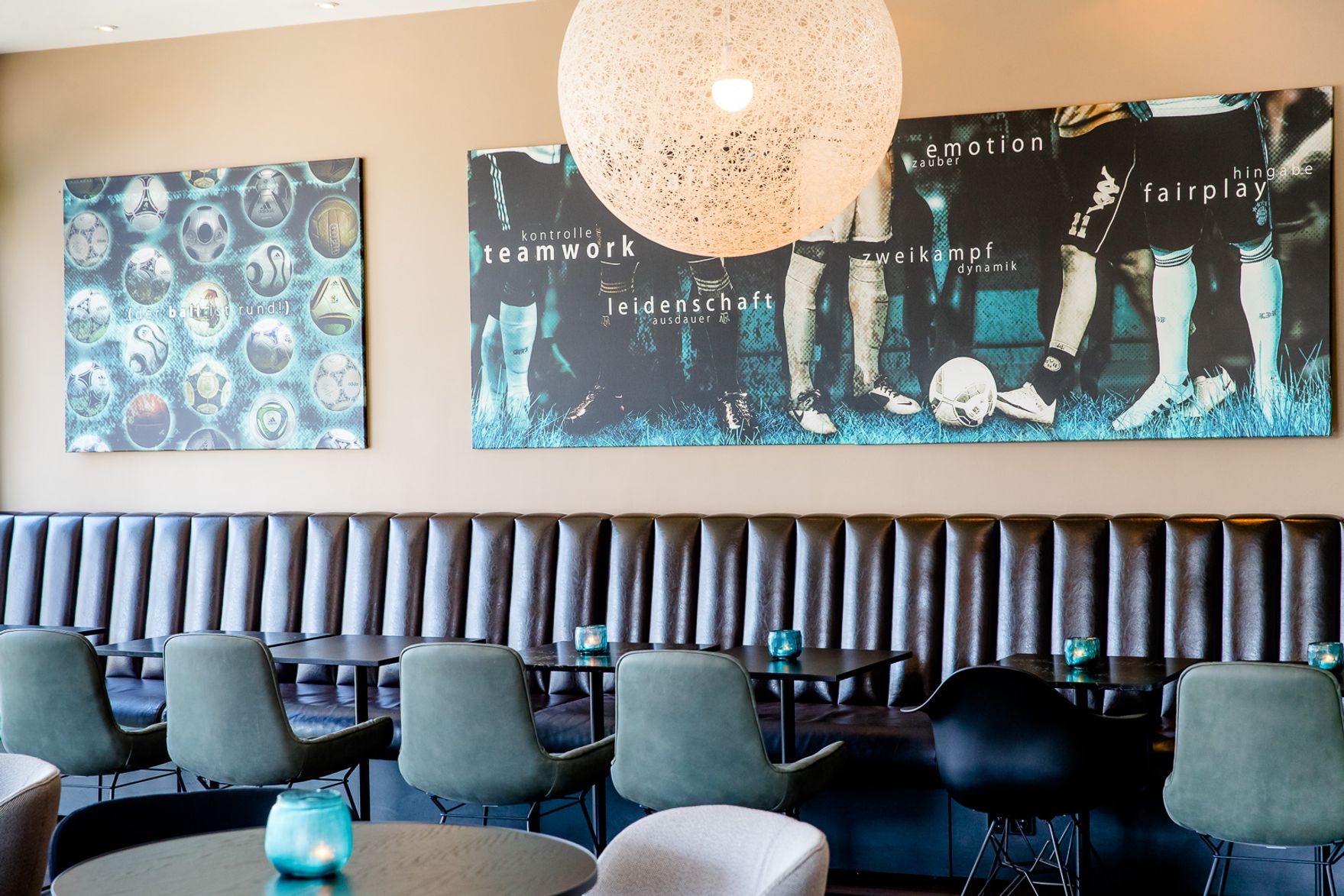 Hotel München Garching Motel One Frühstücksbereich mit mehreren Tischen und Stühlen