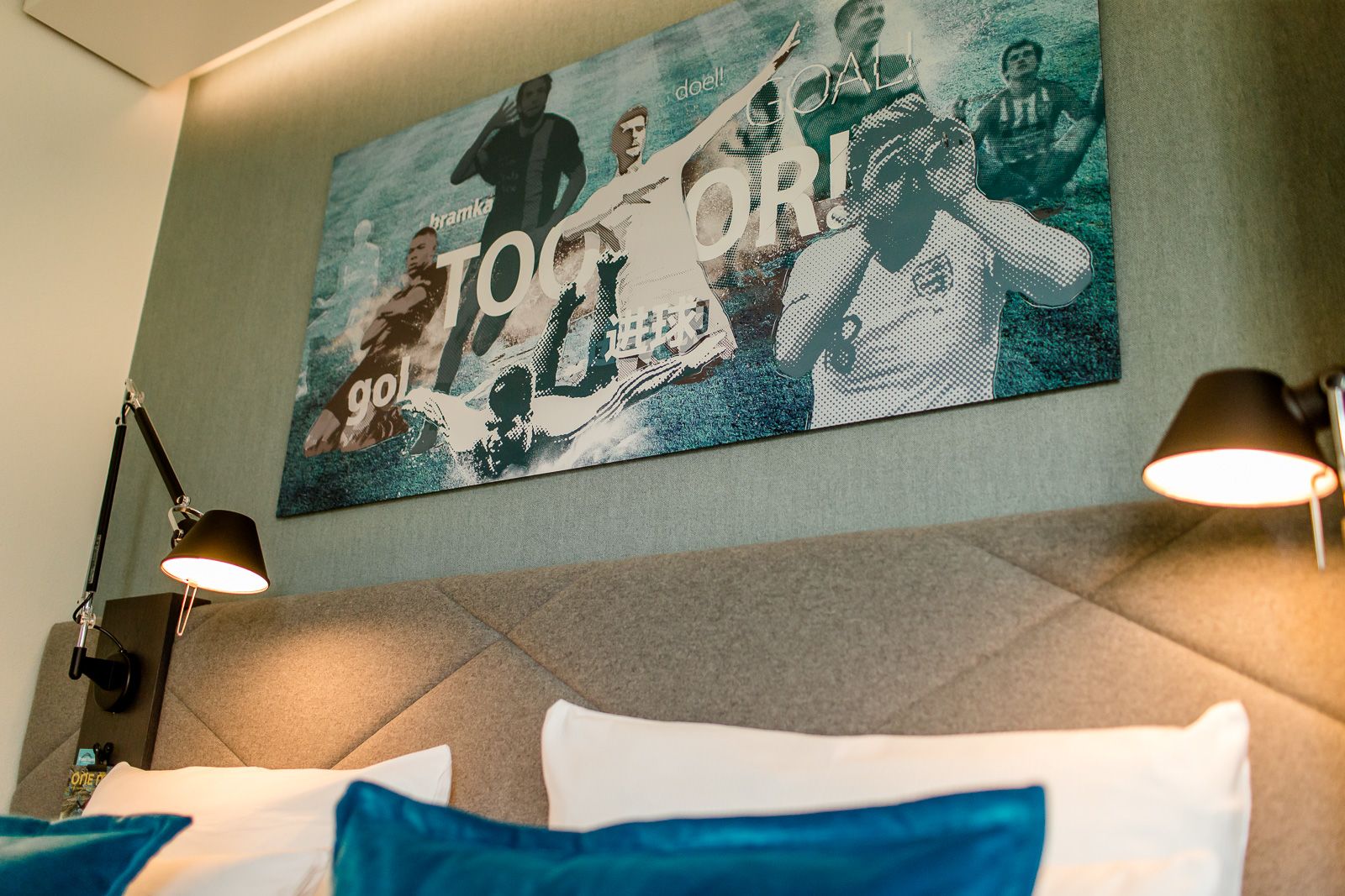 Hotel München Garching Motel One Blick auf Bild mit Fußballern über Doppelbett