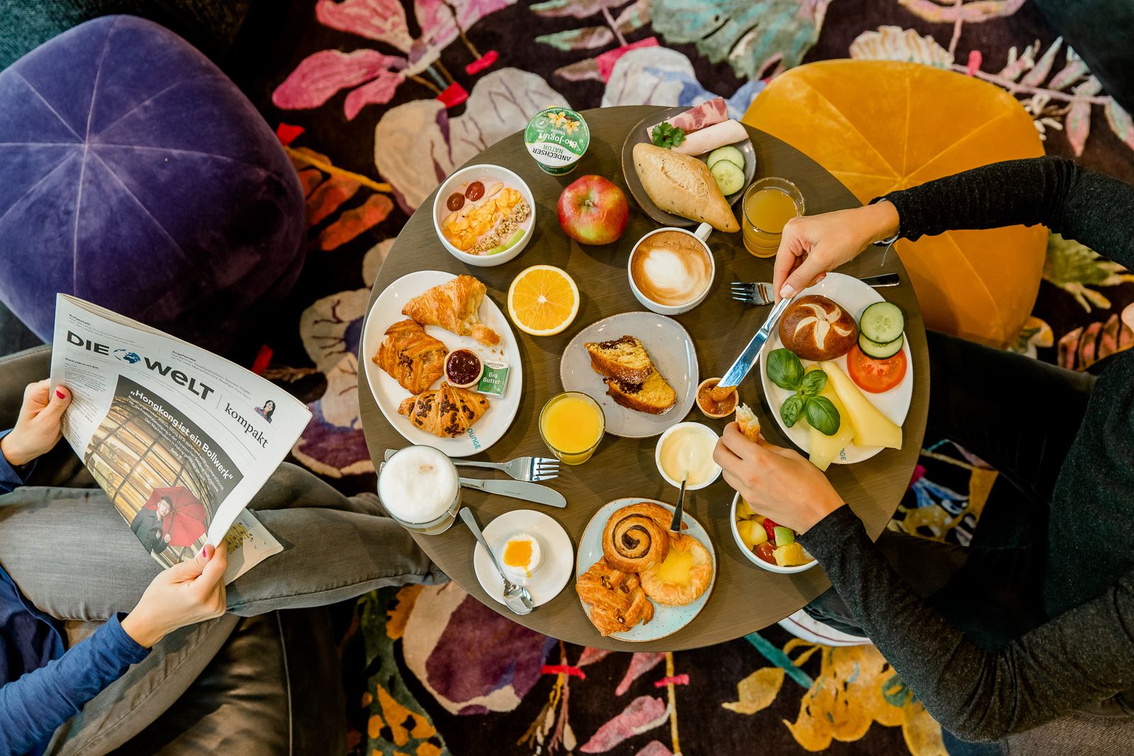 Design Hotel München Haidhausen Motel One Blick von oben auf gedeckten Frühstückstisch mit zwei Personen