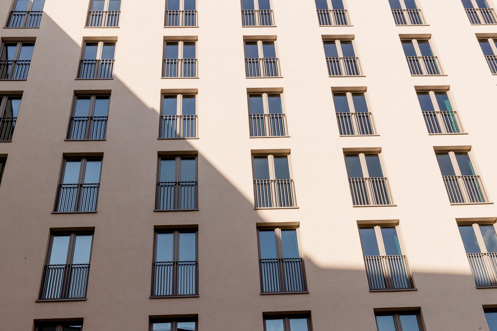 Hotel München Haidhausen Motel One Blick auf Fassade mit vielen Fenstern
