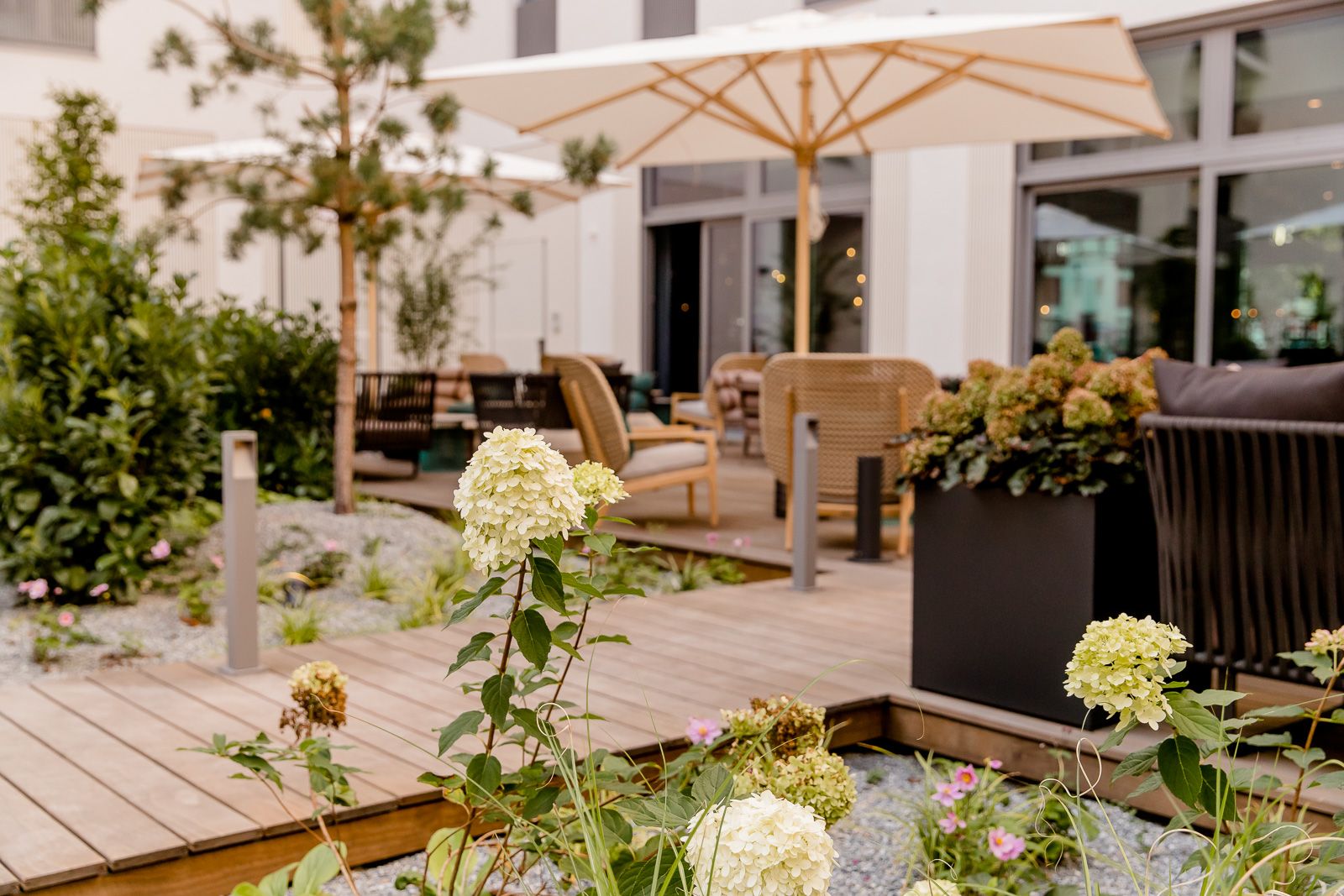 Hotel München Haidhausen Motel One Außenbereich mit Sitzgelegenheiten