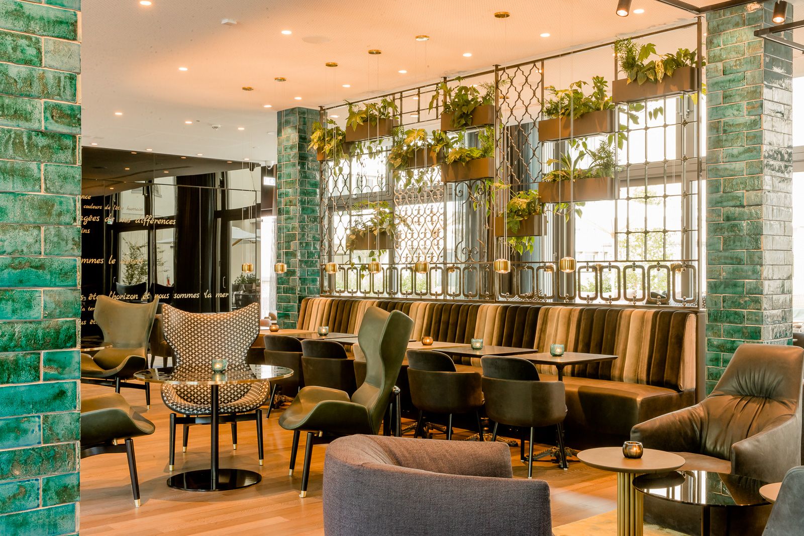 Hotel München Haidhausen Motel One helle Lounge mit mehreren Sitzgelegenheiten