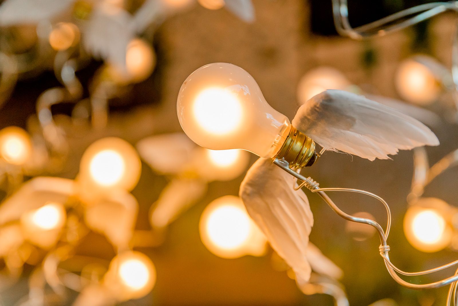 Designhotel München Haidhausen Motel One Nahaufnahme Glühbirne mit Engelsflügeln als Deko