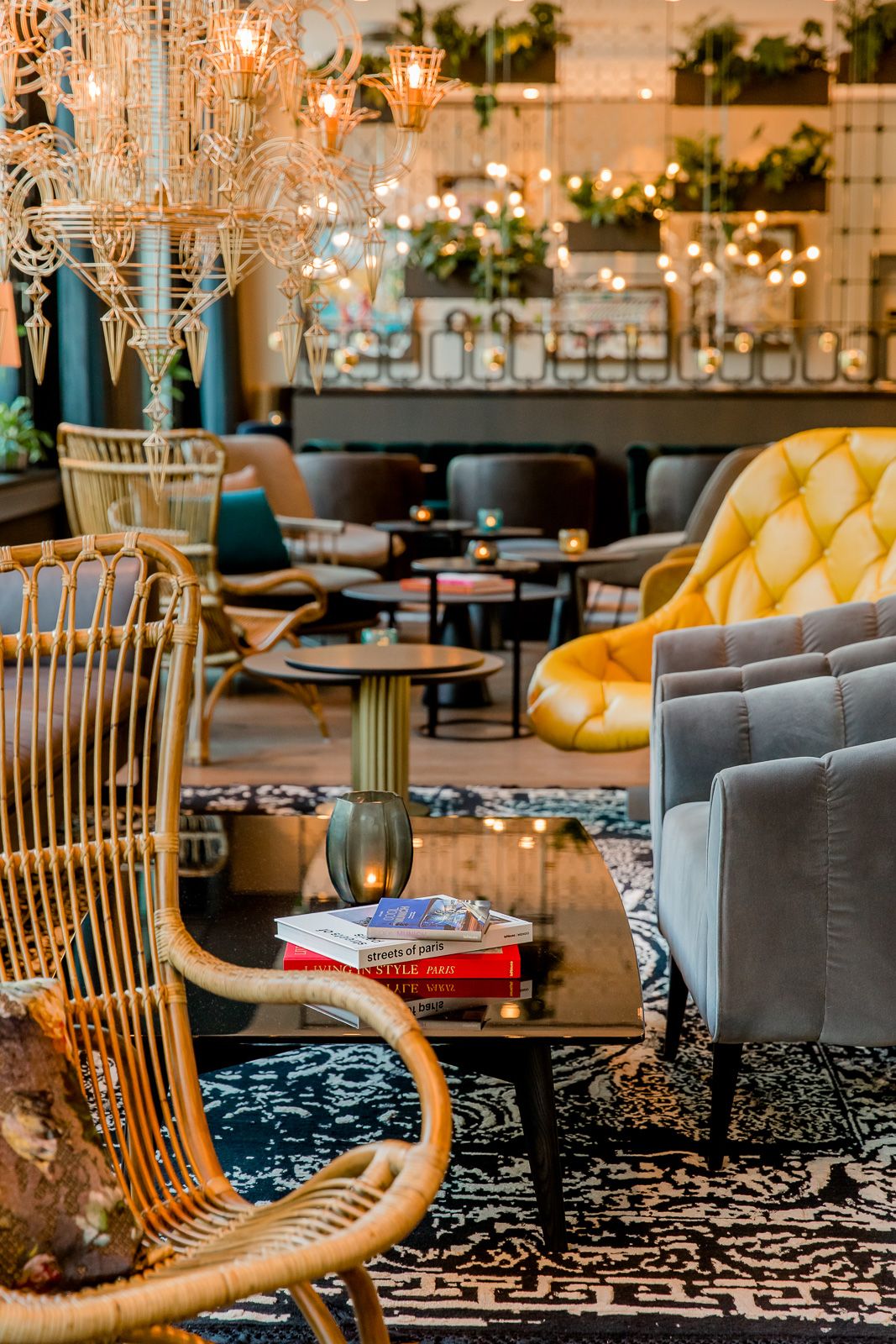 Hotel München Haidhausen Motel One helle Lounge mit mehreren Sesseln und Beistelltischen