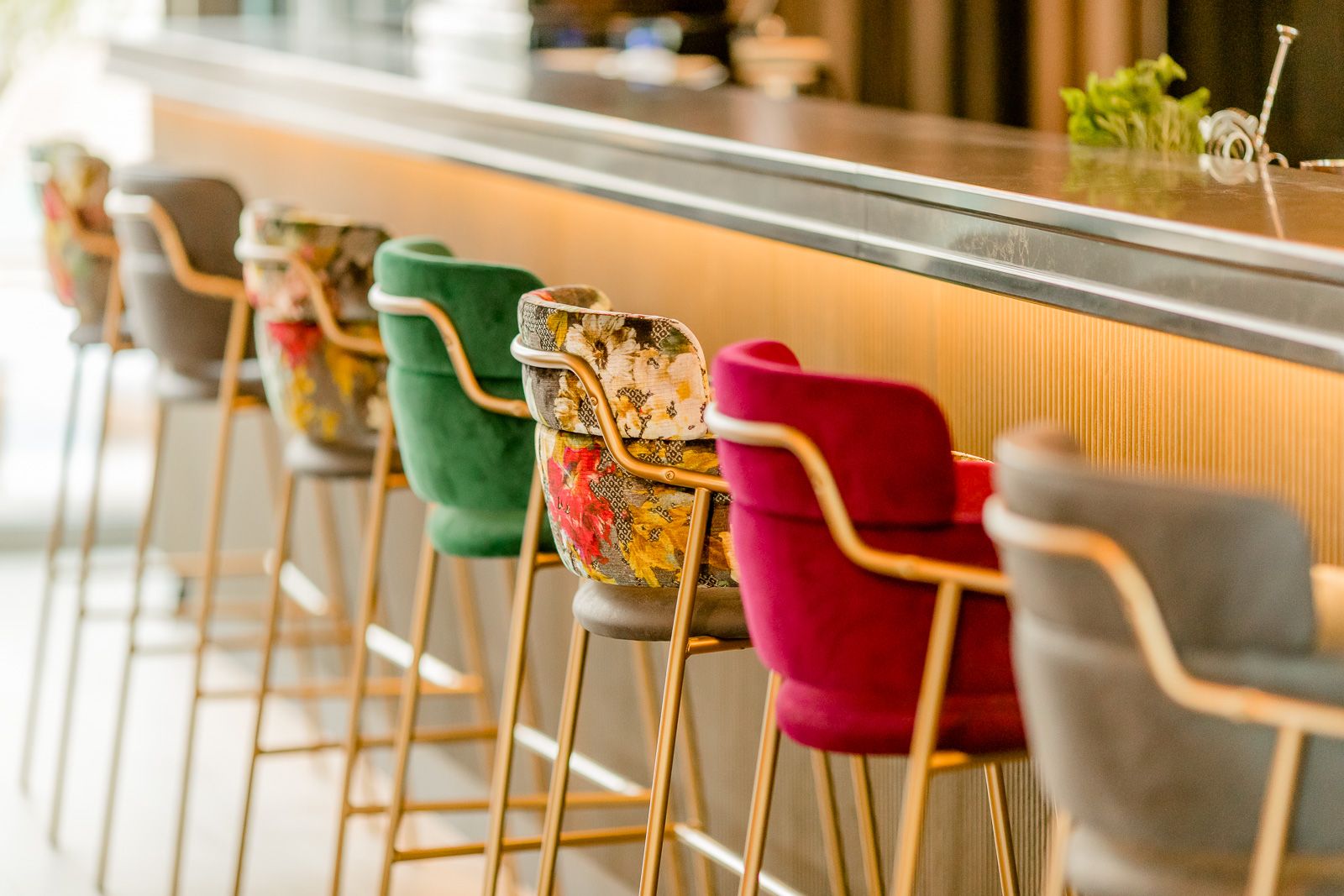 Designhotel München Haidhausen Motel One Nahaufnahme Barhocker an Tresen 