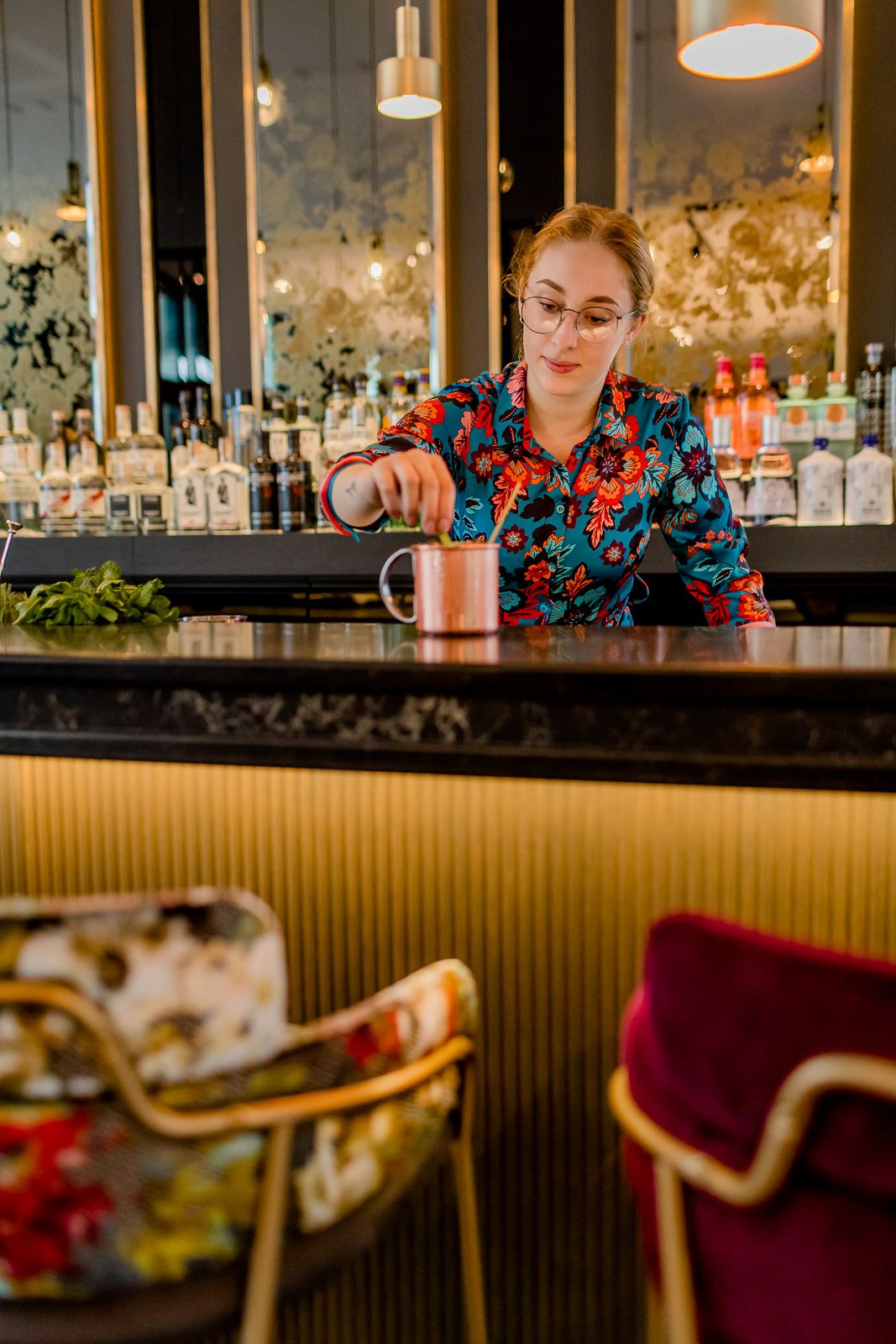 Hotel München Haidhausen Motel One Barkeeperin beim Zubereiten eines Getränks an der Bar