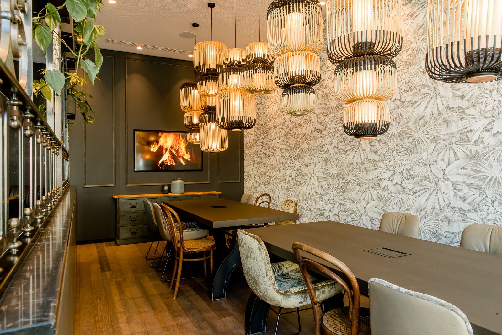 Designhotel Haidhausen Motel One Tische und Stühle in heller Lounge