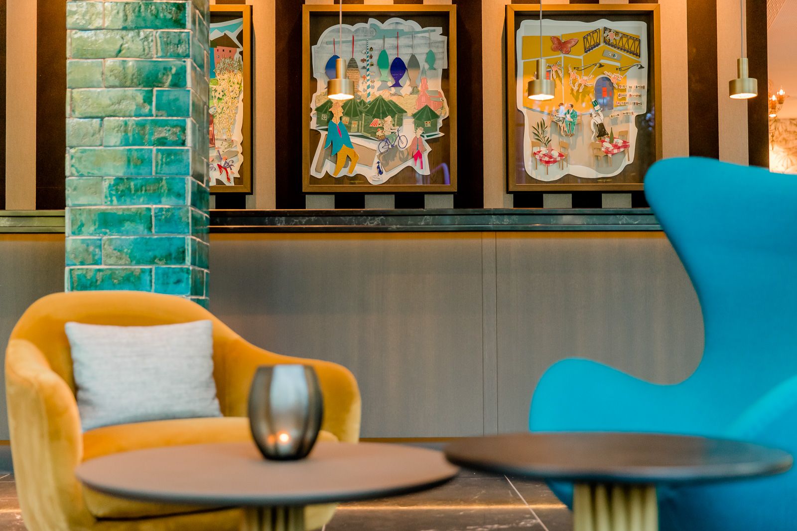 Designhotel München Haidhausen Motel One zwei Sessel vor der Rezeption