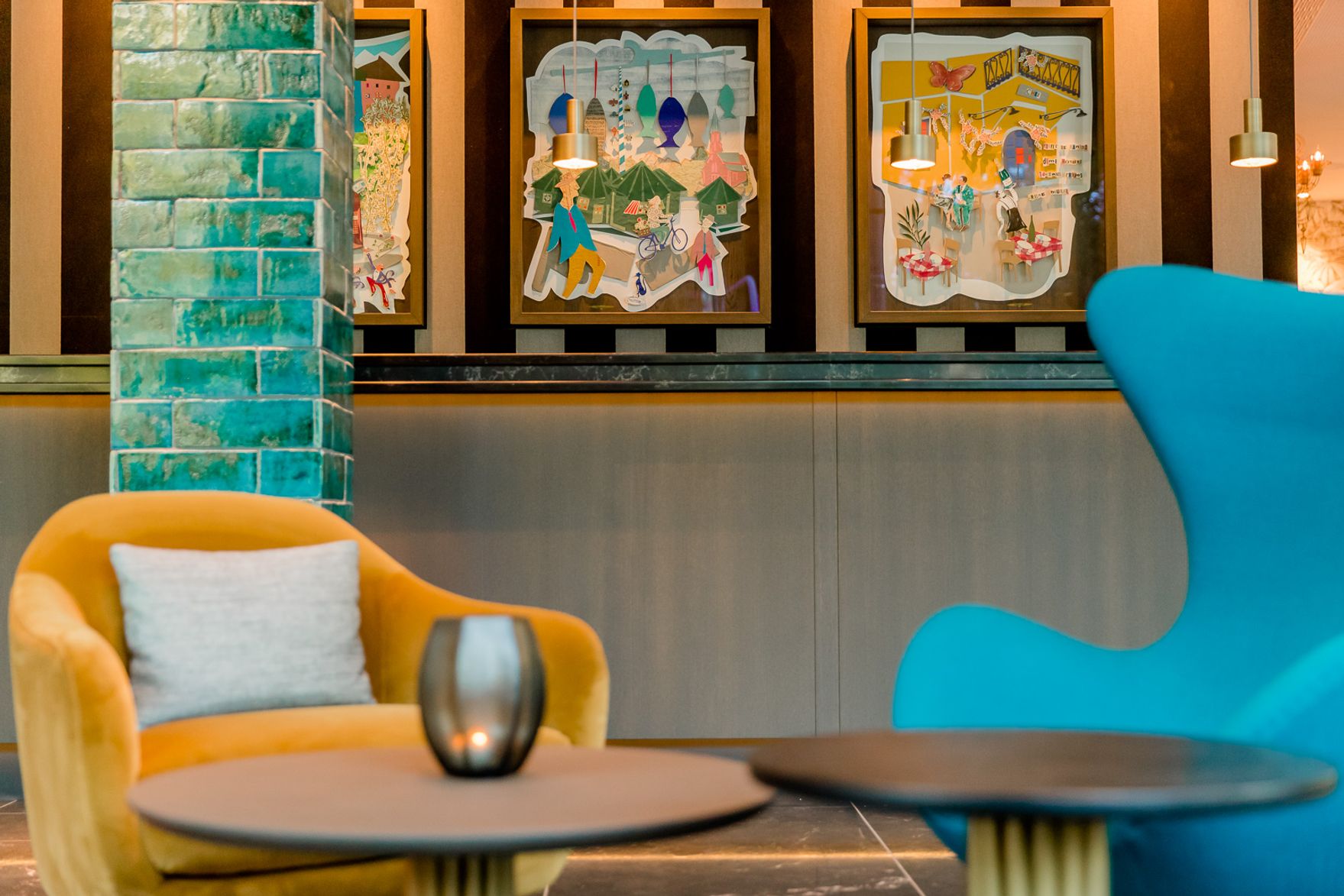 Designhotel München Haidhausen Motel One zwei Sessel vor der Rezeption