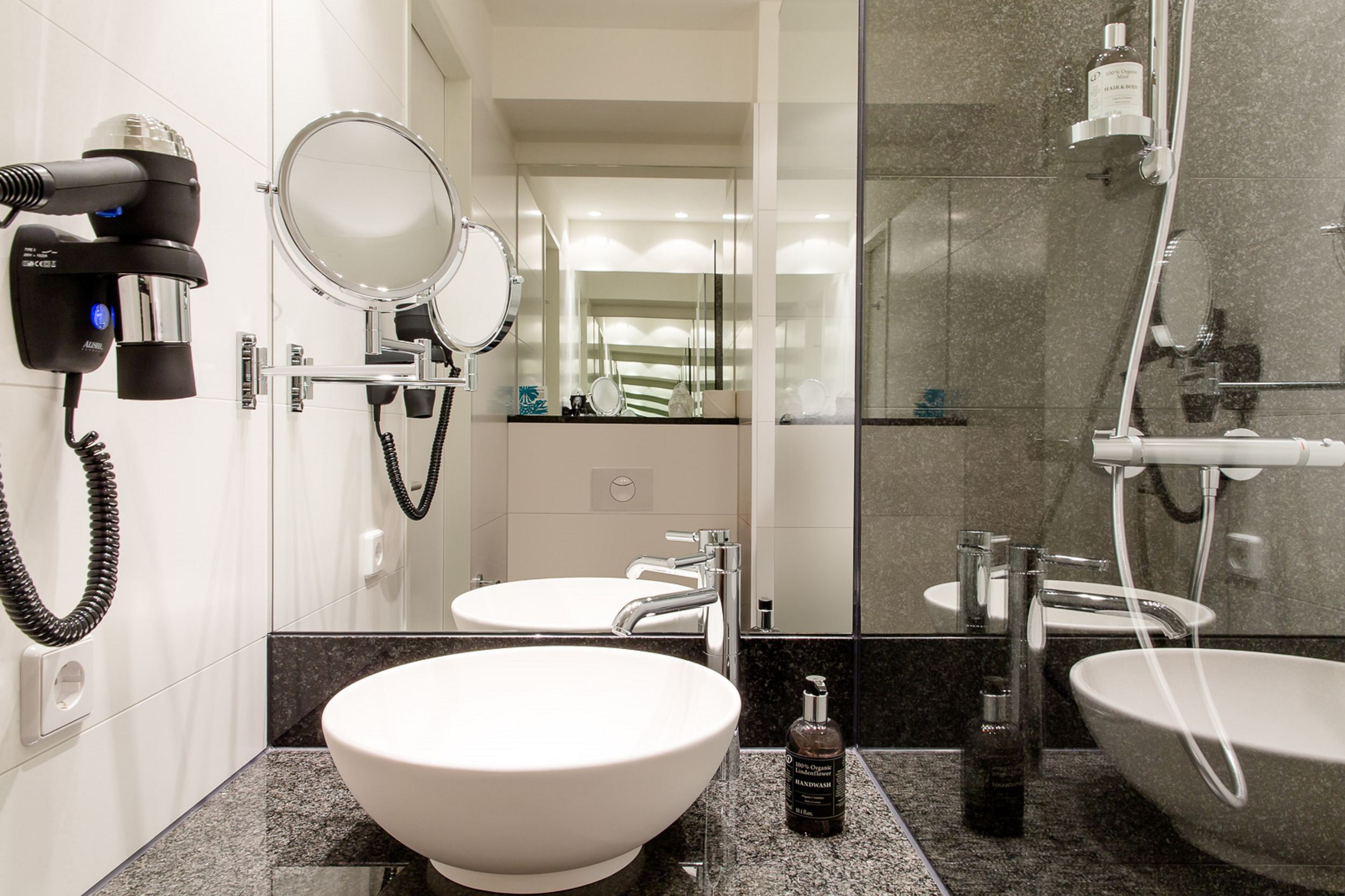Designhotel Motel One Badezimmer mit Waschbecken und Dusche