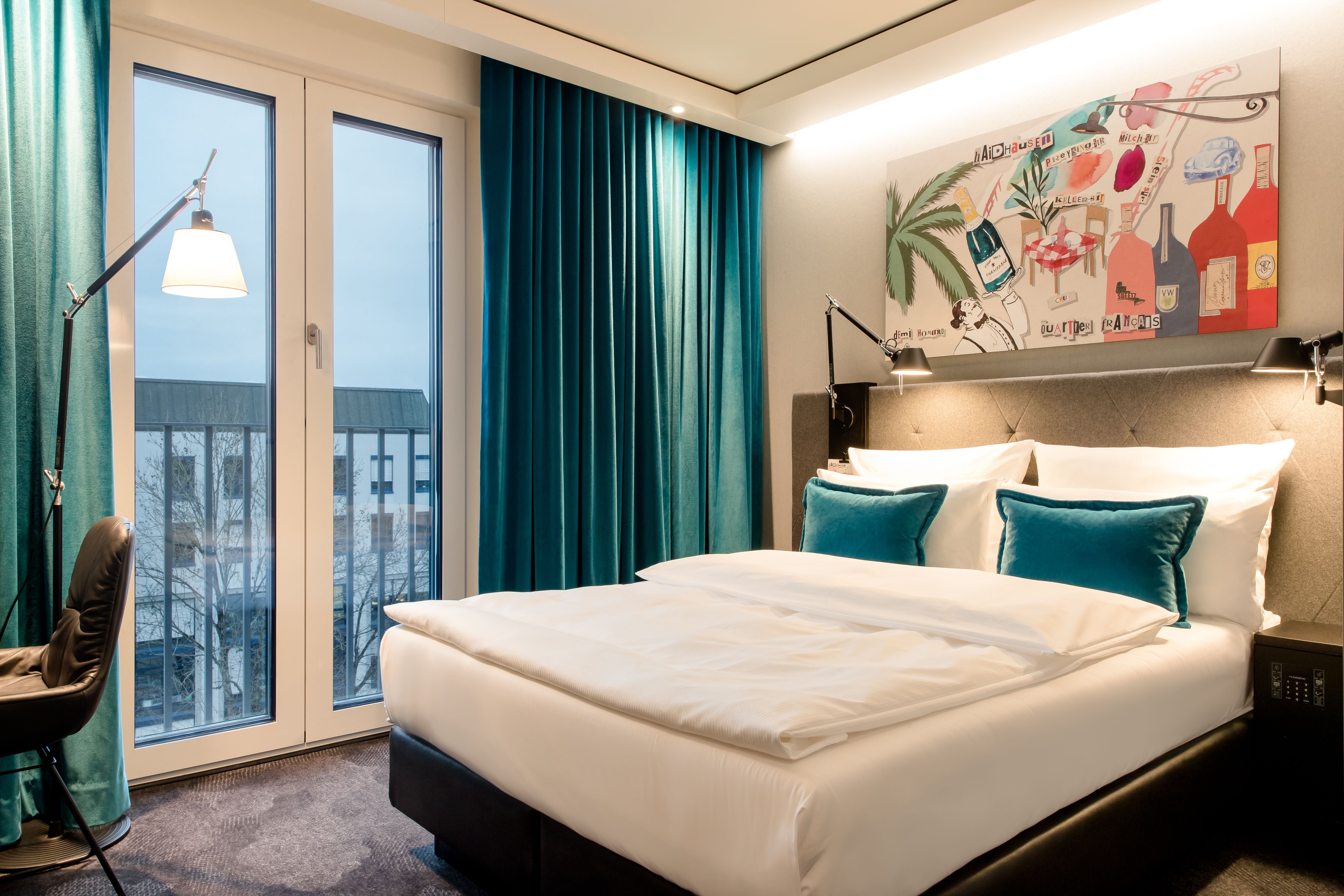 Designhotel München Haidhausen Motel One großes Bett mit Zierkissen