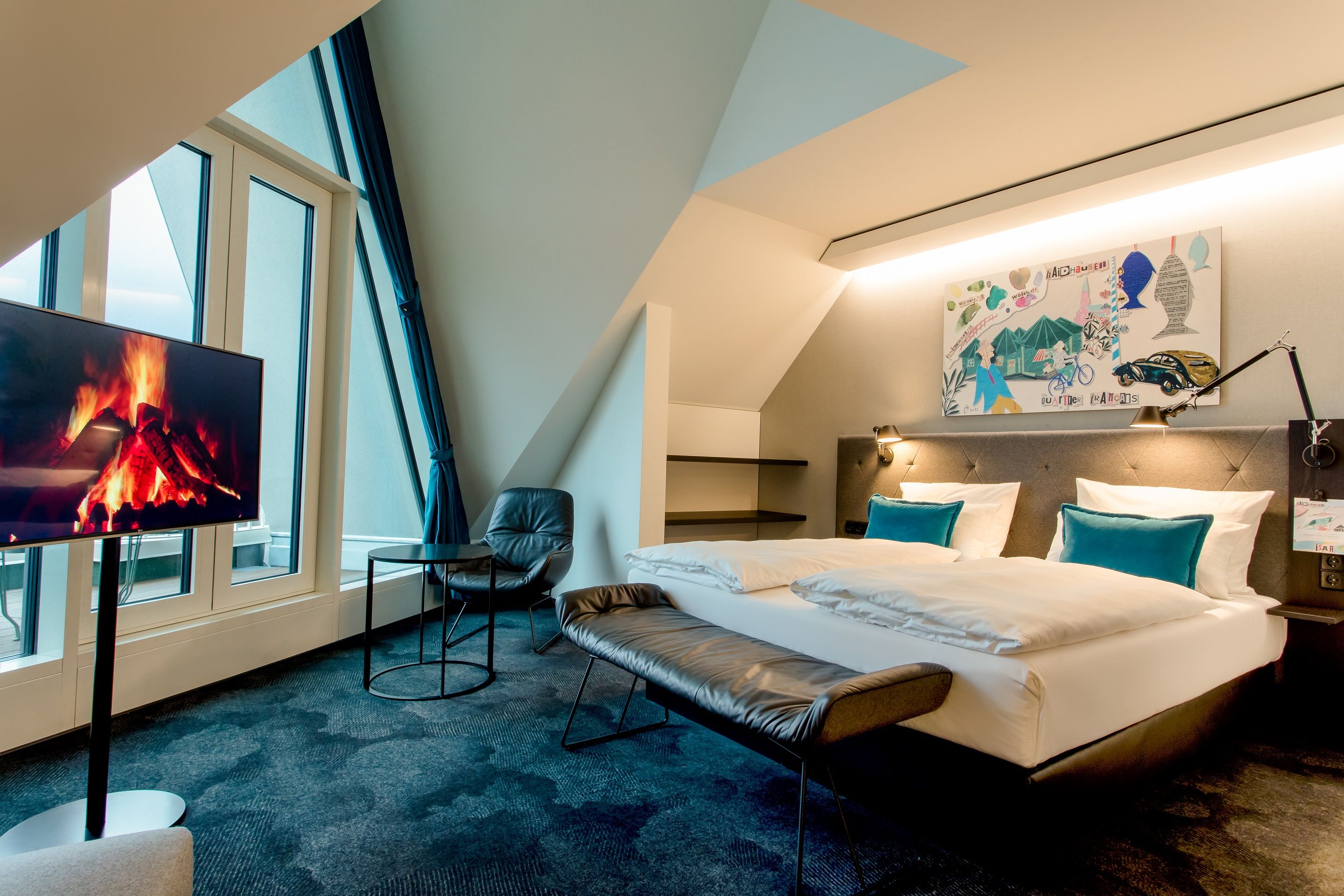 Designhotel München Haidhausen Motel One lichtdurchflutetes und geräumiges Balkonzimmer mit Doppelbett und freistehendem TV