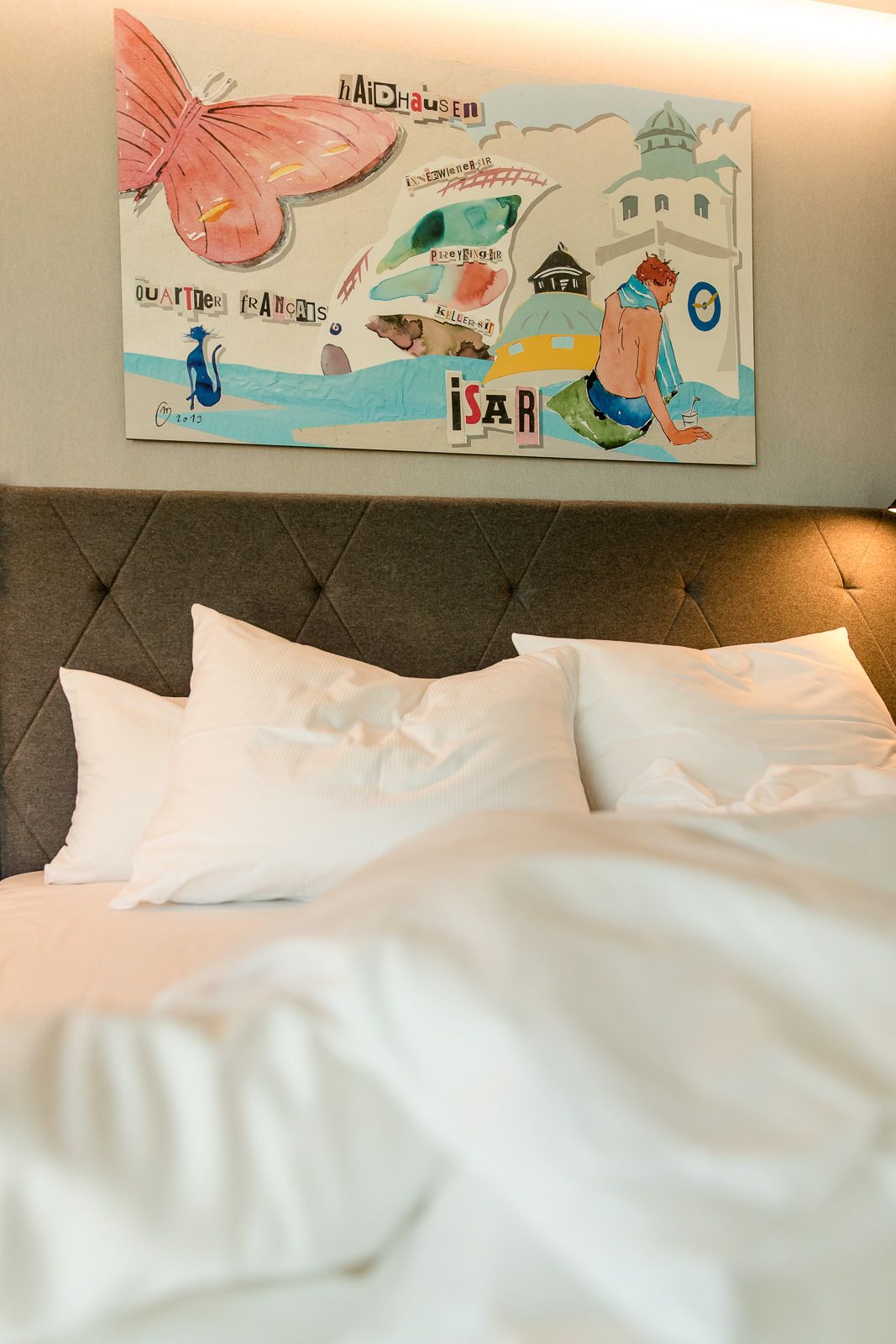 Designhotel München Haidhausen Motel One Blick auf Bett und Bild