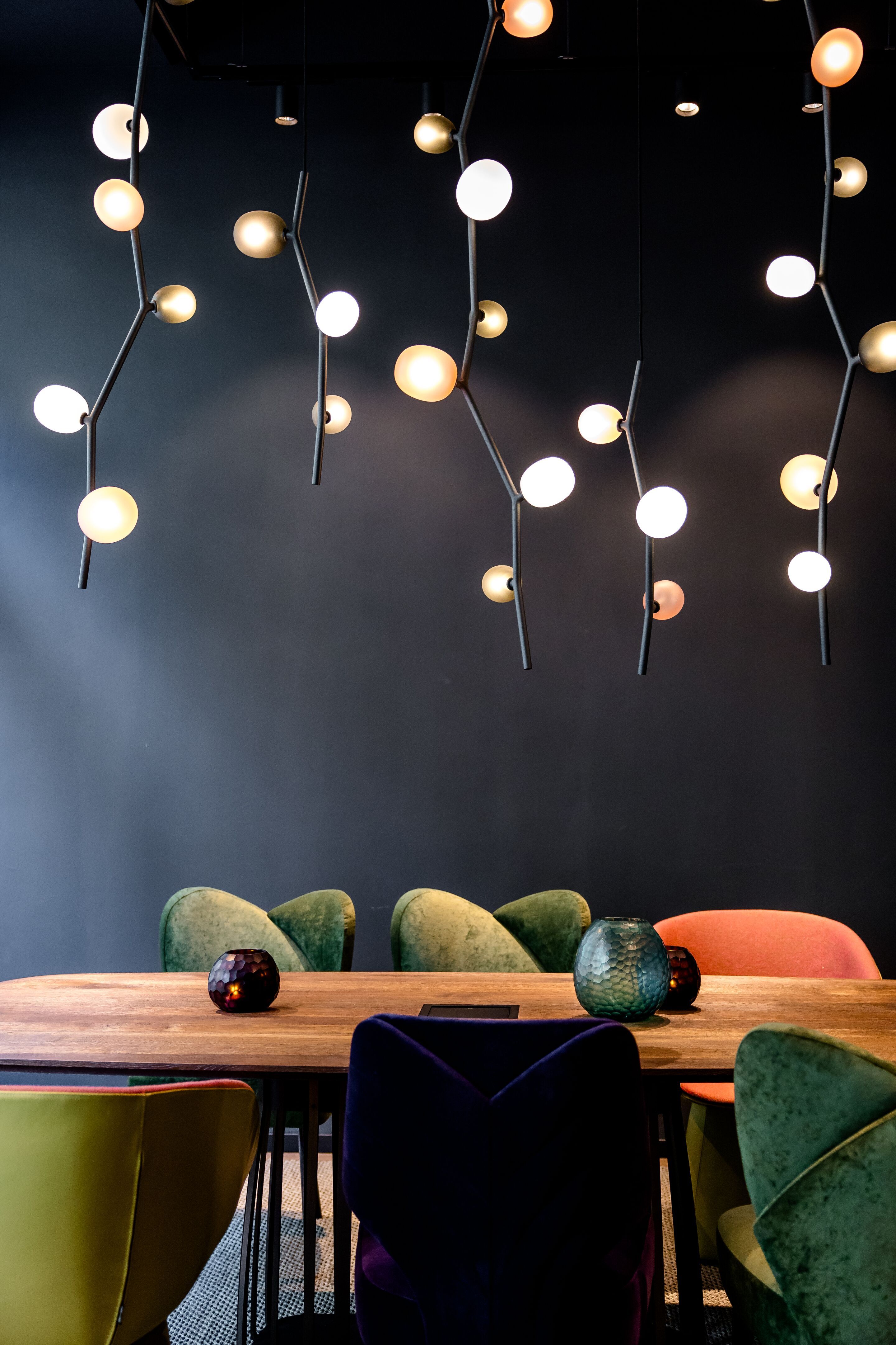 Hotel München Hauptbahnhof Motel One Tisch mit Stühlen und Lampen über dem Tisch