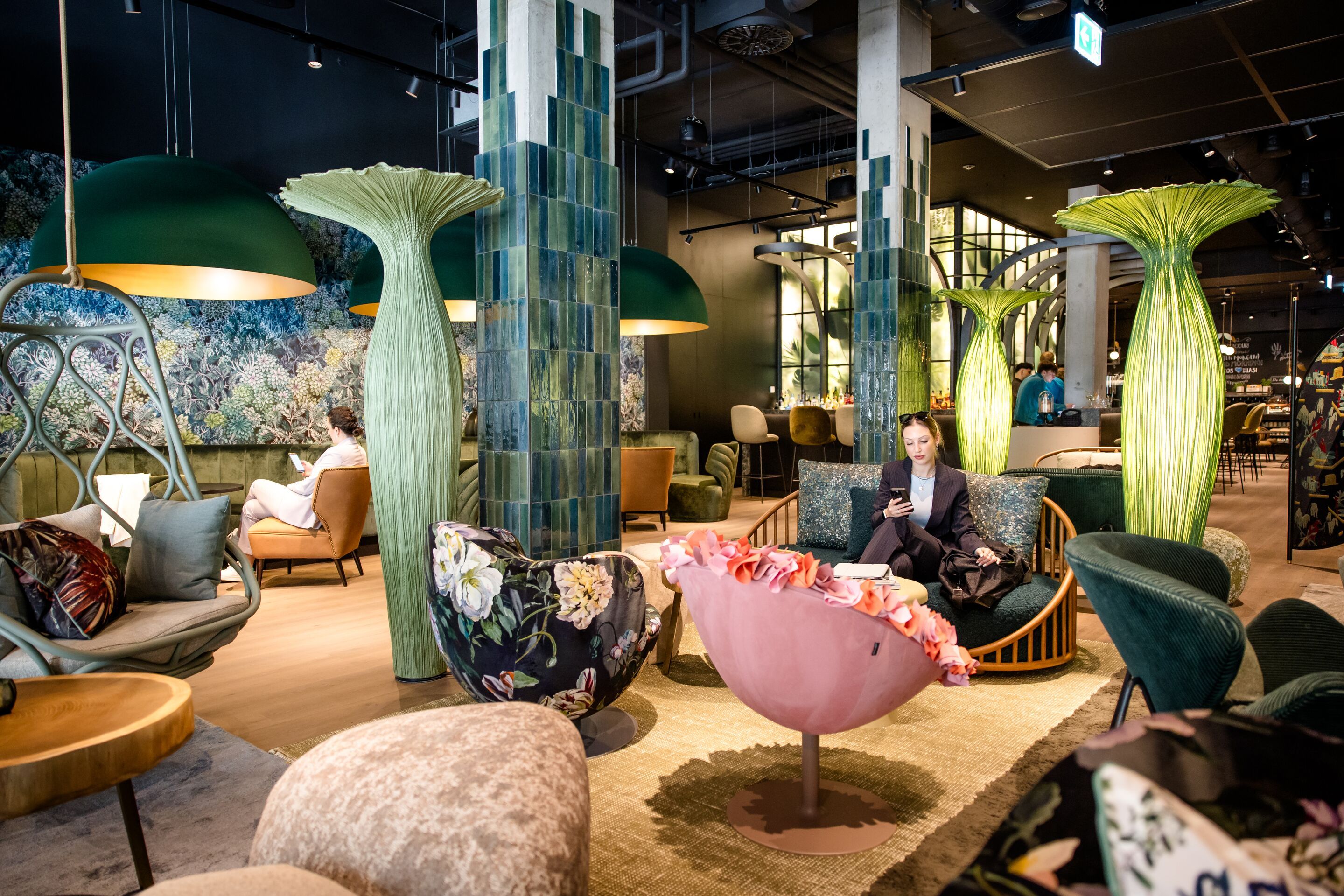 Hotel München Hauptbahnhof Motel One Lounge mit mehreren Sesseln und Gästen
