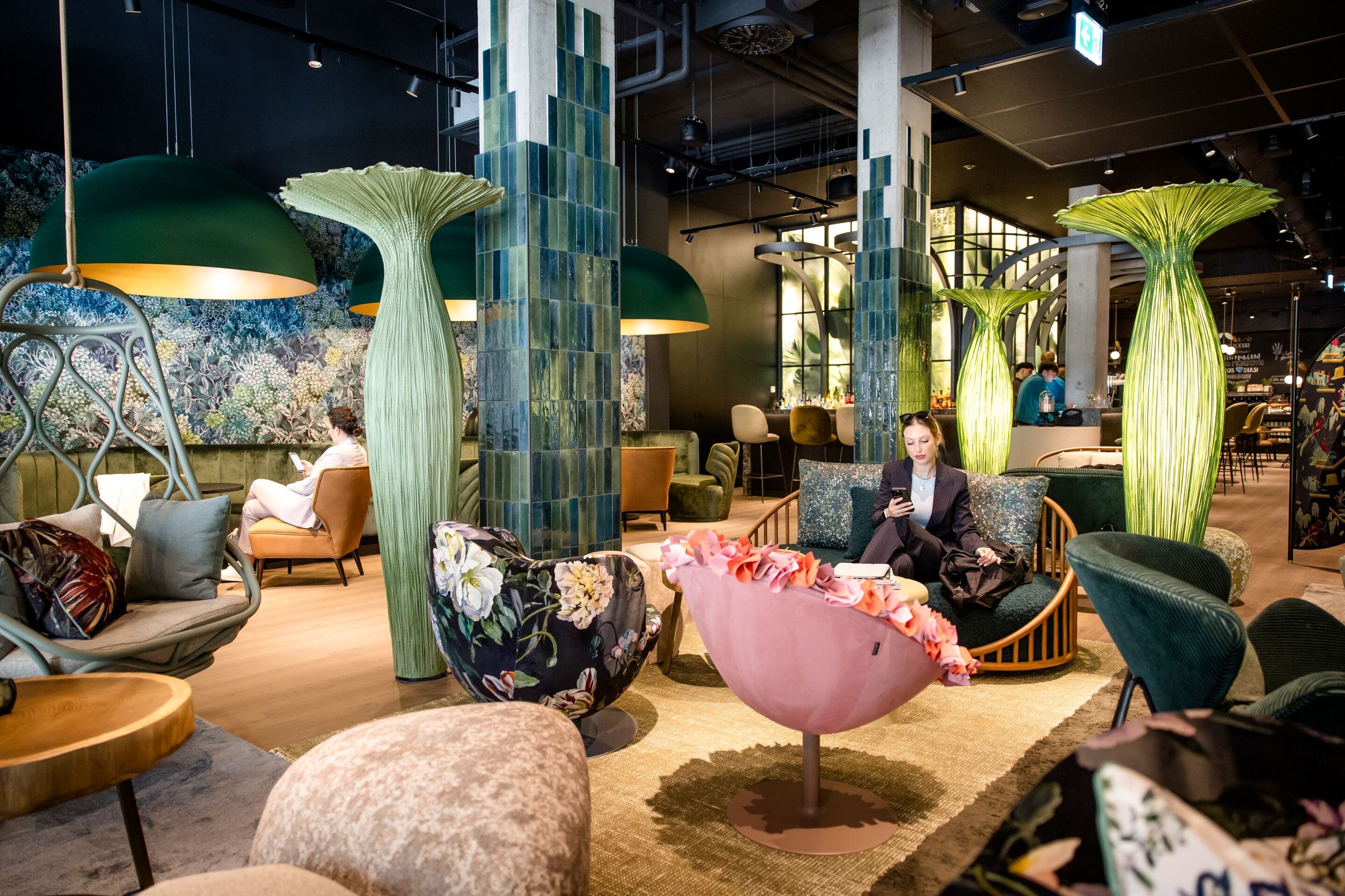 Hotel München Hauptbahnhof Motel One Lounge mit mehreren Sesseln und Gästen