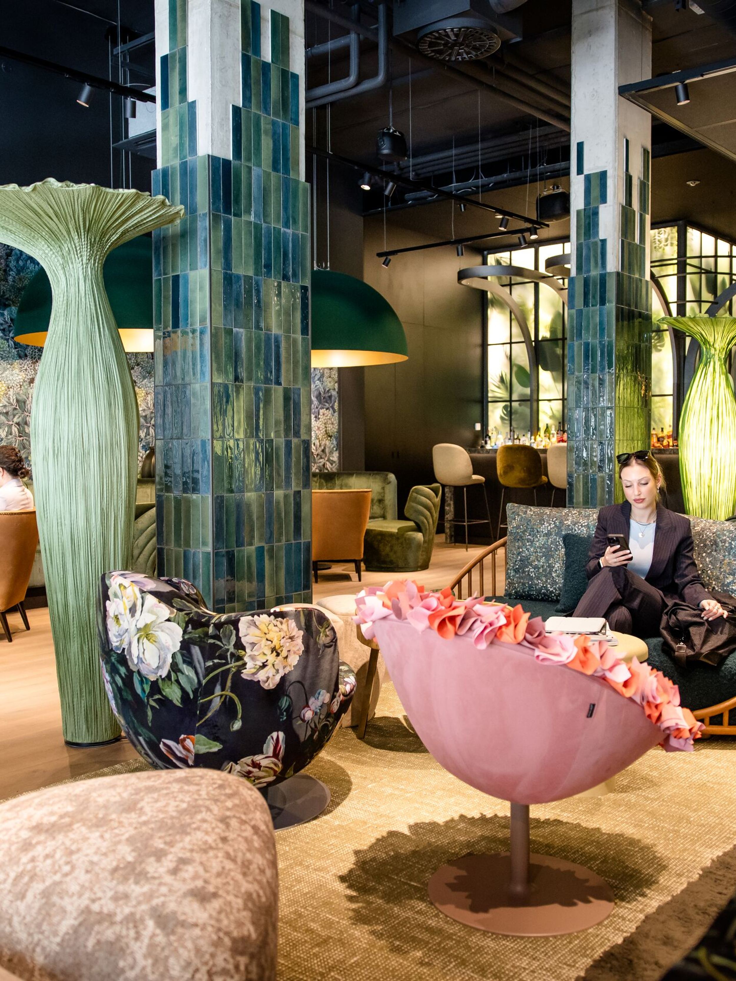 Hotel München Hauptbahnhof Motel One Lounge mit mehreren Sesseln und Gästen