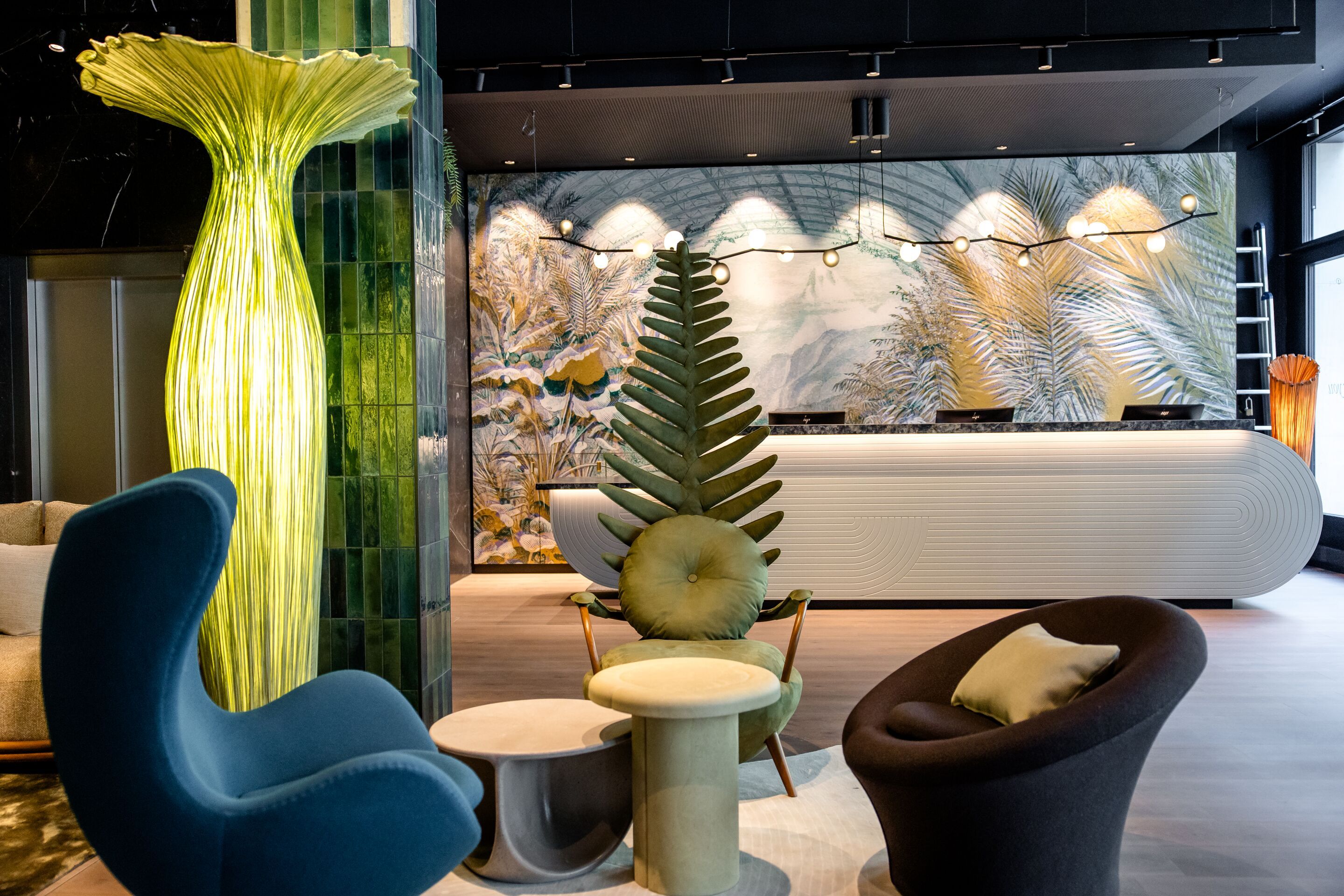 Designhotel München Hauptbahnhof Motel One Rezeption und Egg chair