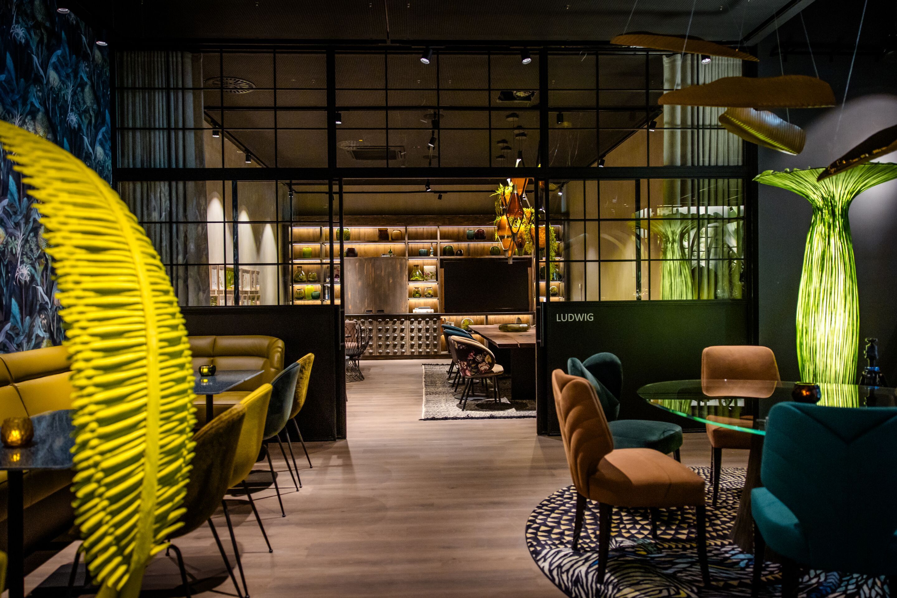 Designhotel München Hauptbahnhof Motel One Sitzbereich und Blick in Meetingraum Ludwig