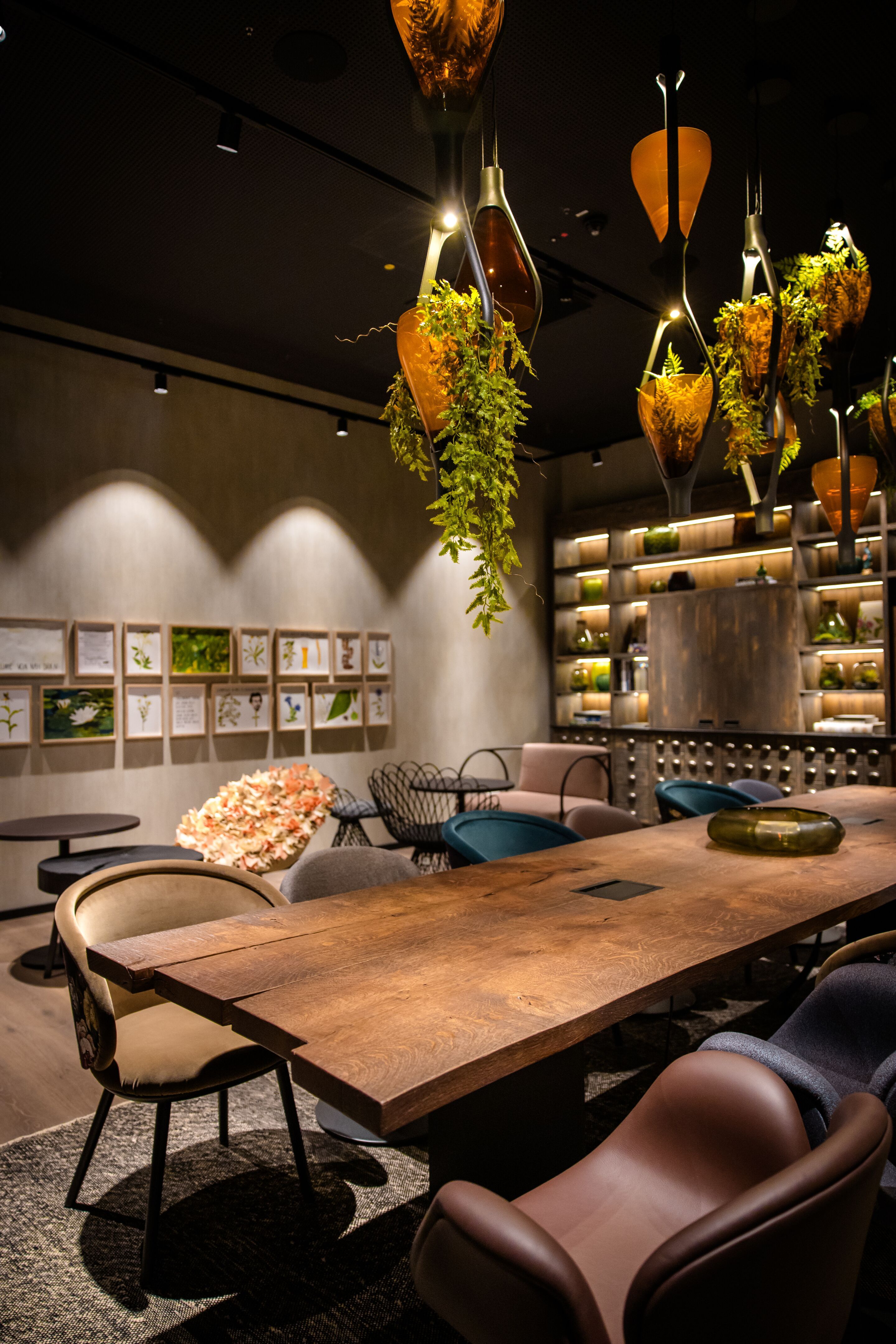 Designhotel München Hauptbahnhof Motel One Raum mit mehreren Tischen und Stühlen