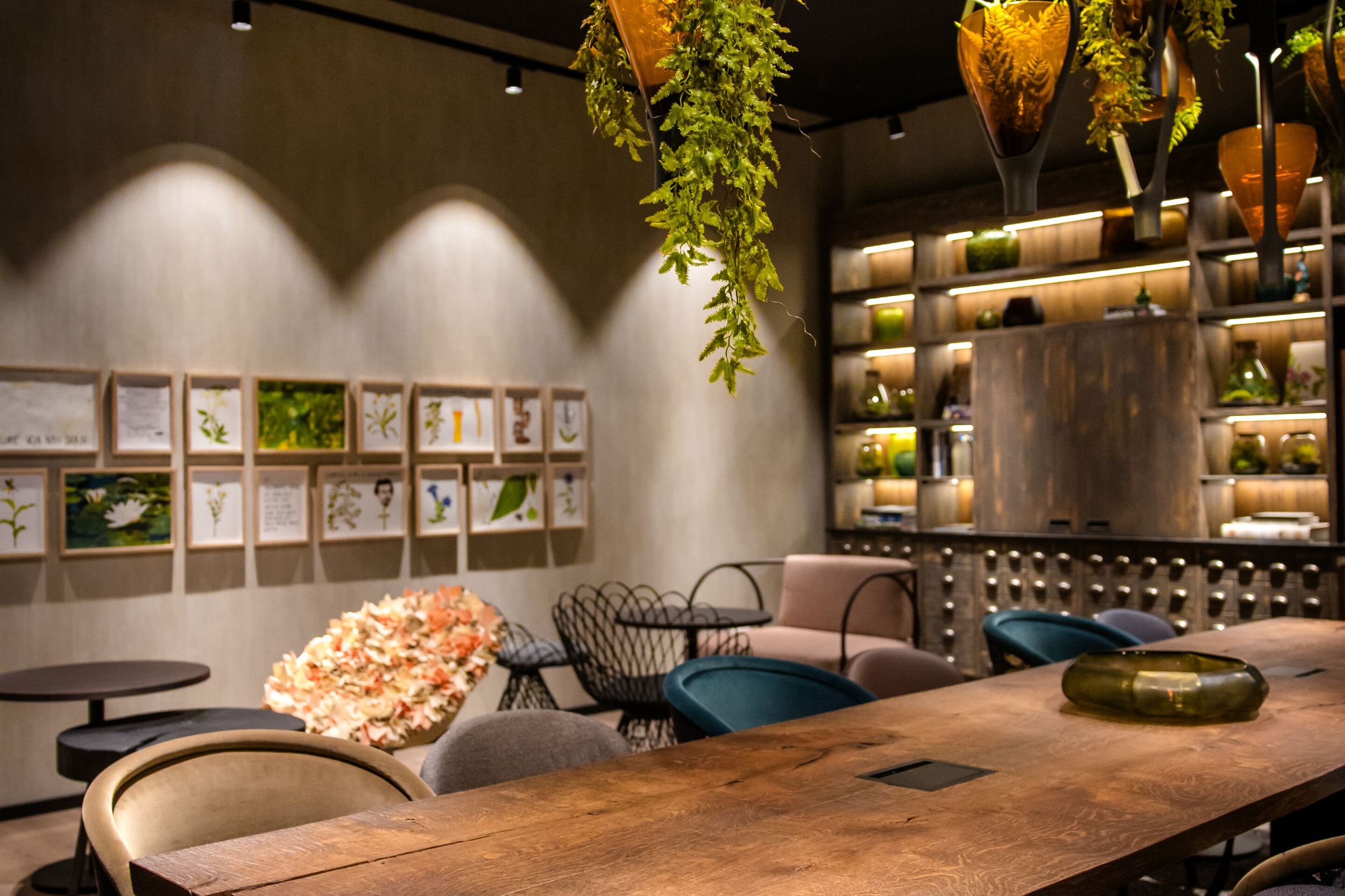 Designhotel München Hauptbahnhof Motel One Raum mit mehreren Tischen und Stühlen