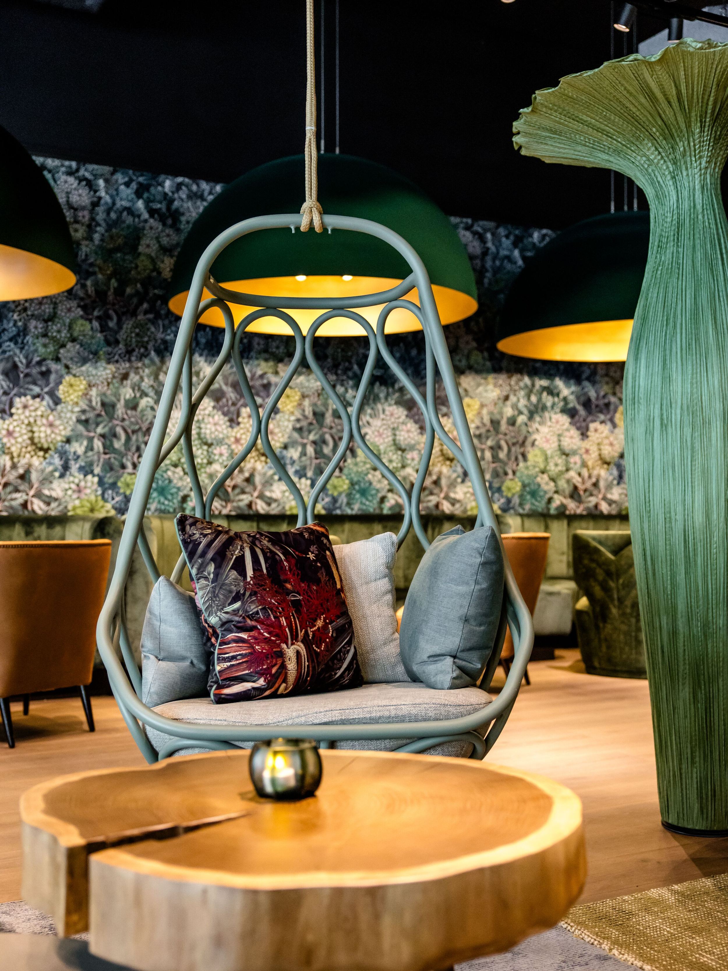 Designhotel München Hauptbahnhof Motel One von der Decke hängender Sessel in Lounge