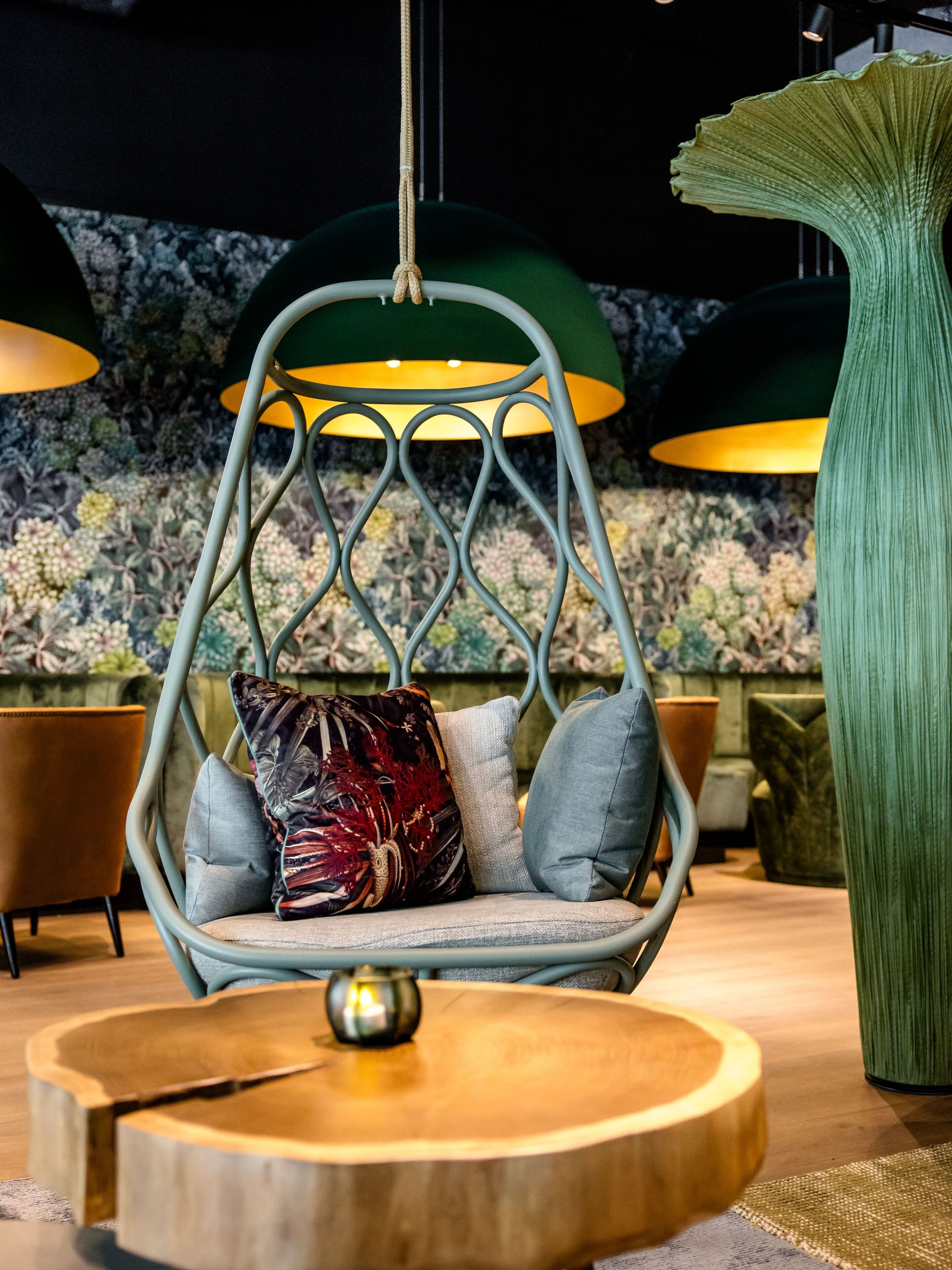 Designhotel München Hauptbahnhof Motel One von der Decke hängender Sessel in Lounge