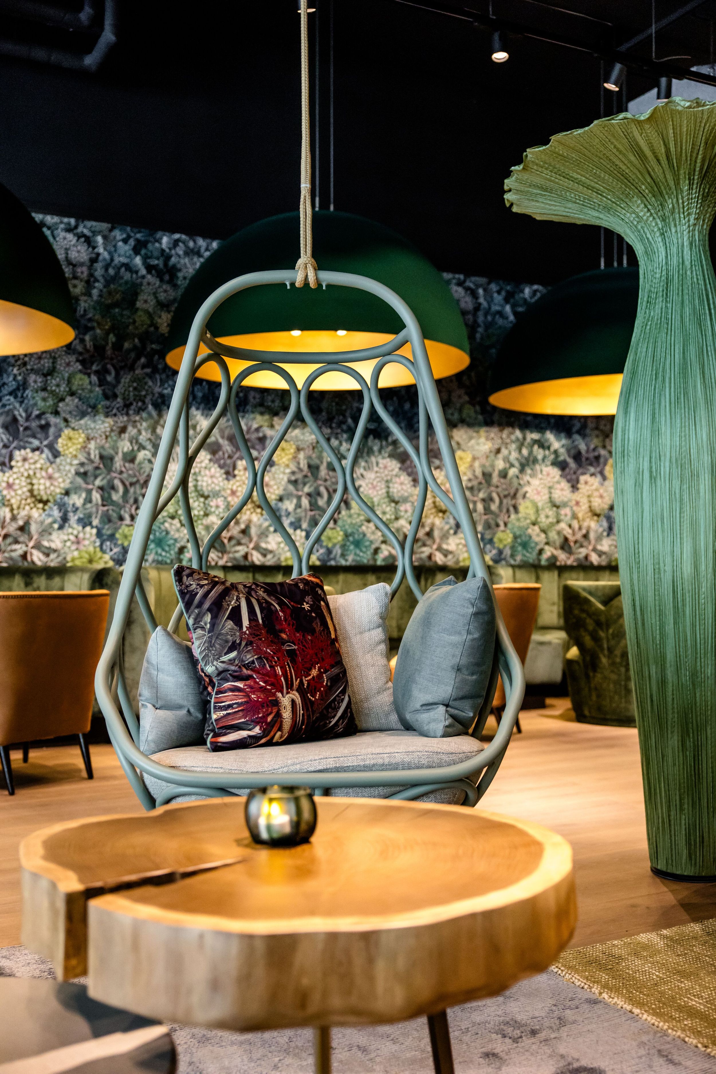 Designhotel München Hauptbahnhof Motel One von der Decke hängender Sessel in Lounge