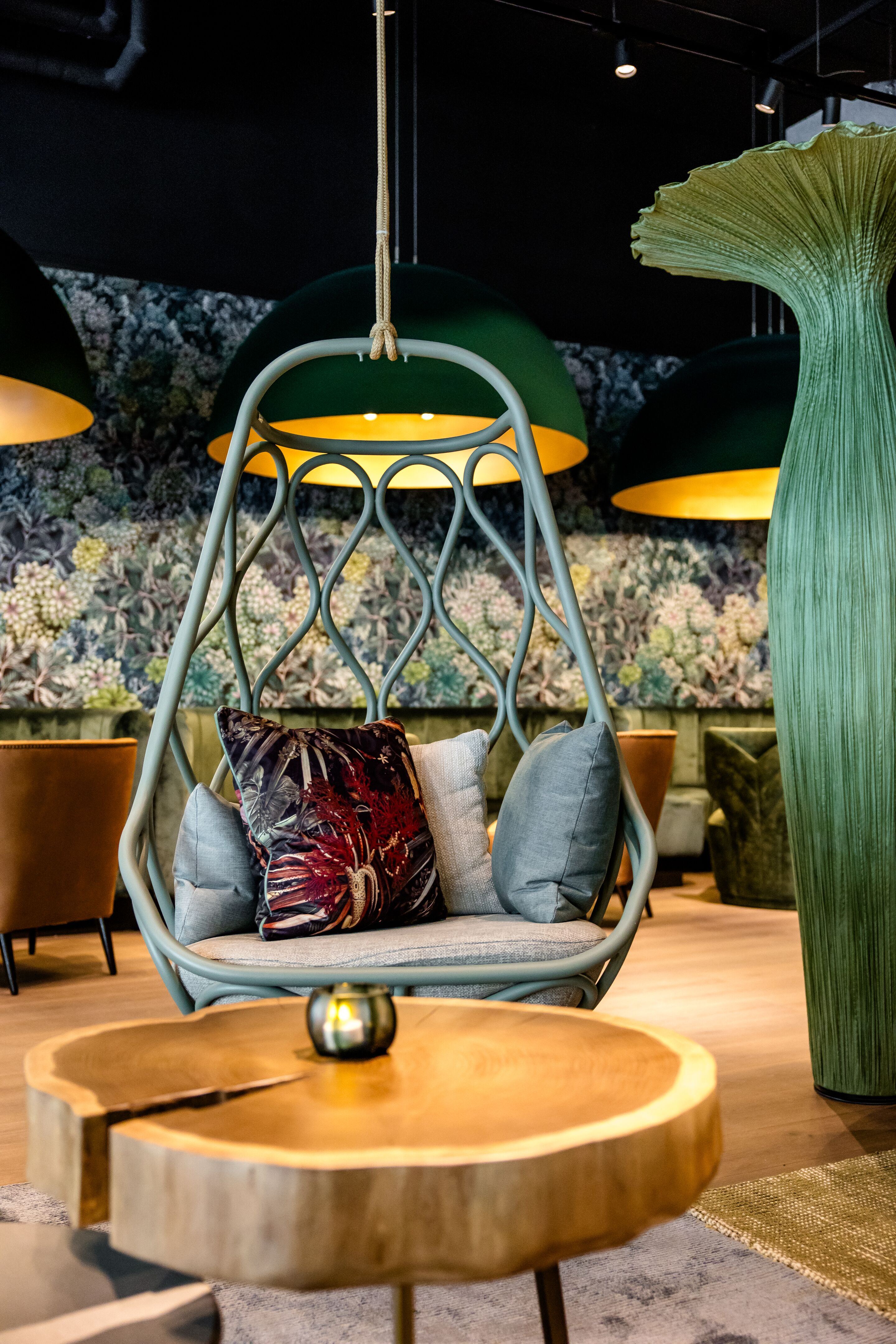 Designhotel München Hauptbahnhof Motel One von der Decke hängender Sessel in Lounge Designhotel München Hauptbahnhof Motel One von der Decke hängender Sessel in Lounge