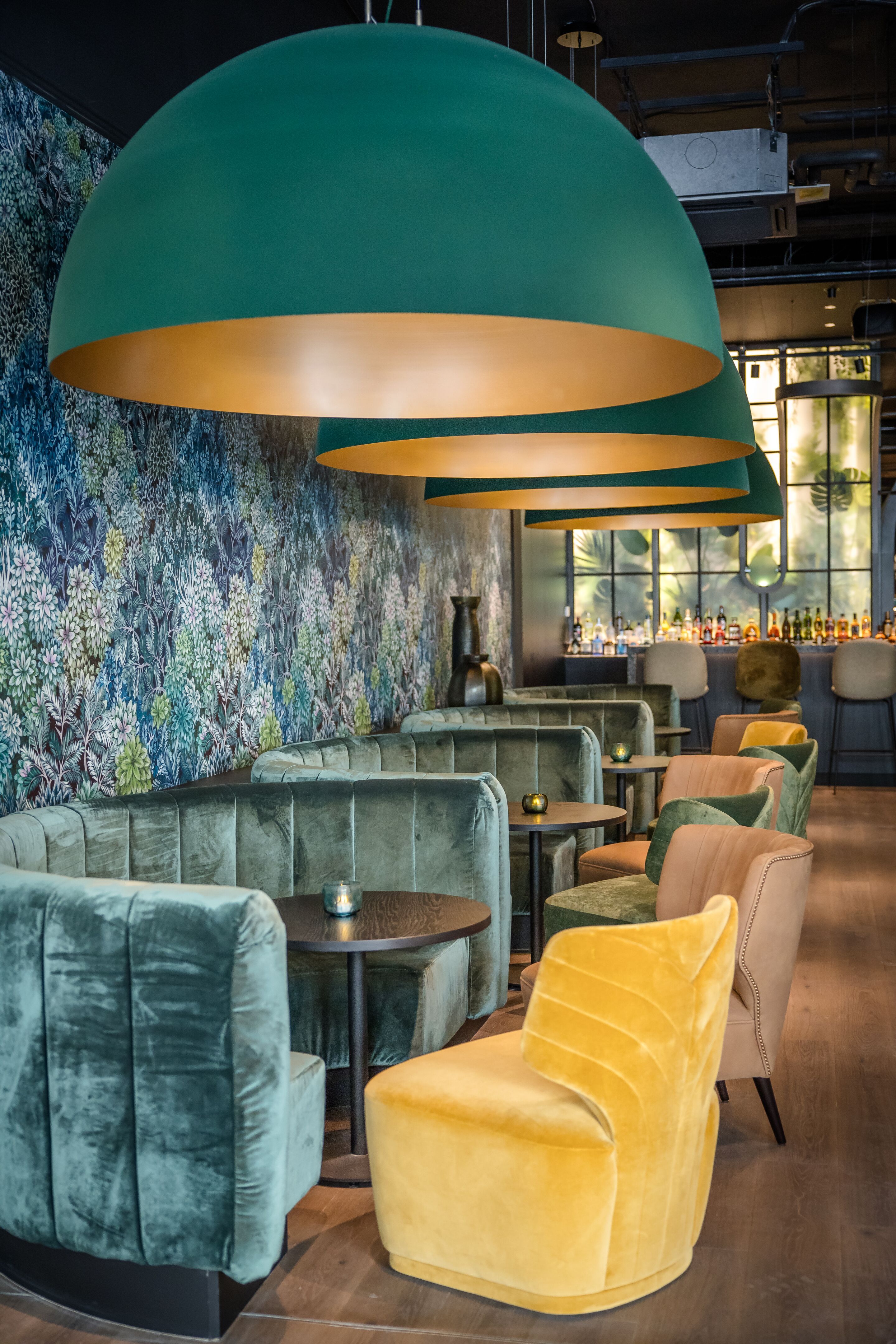 Designhotel München Hauptbahnhof Motel One Bar und Lounge mit mehreren Sitzgelegenheiten