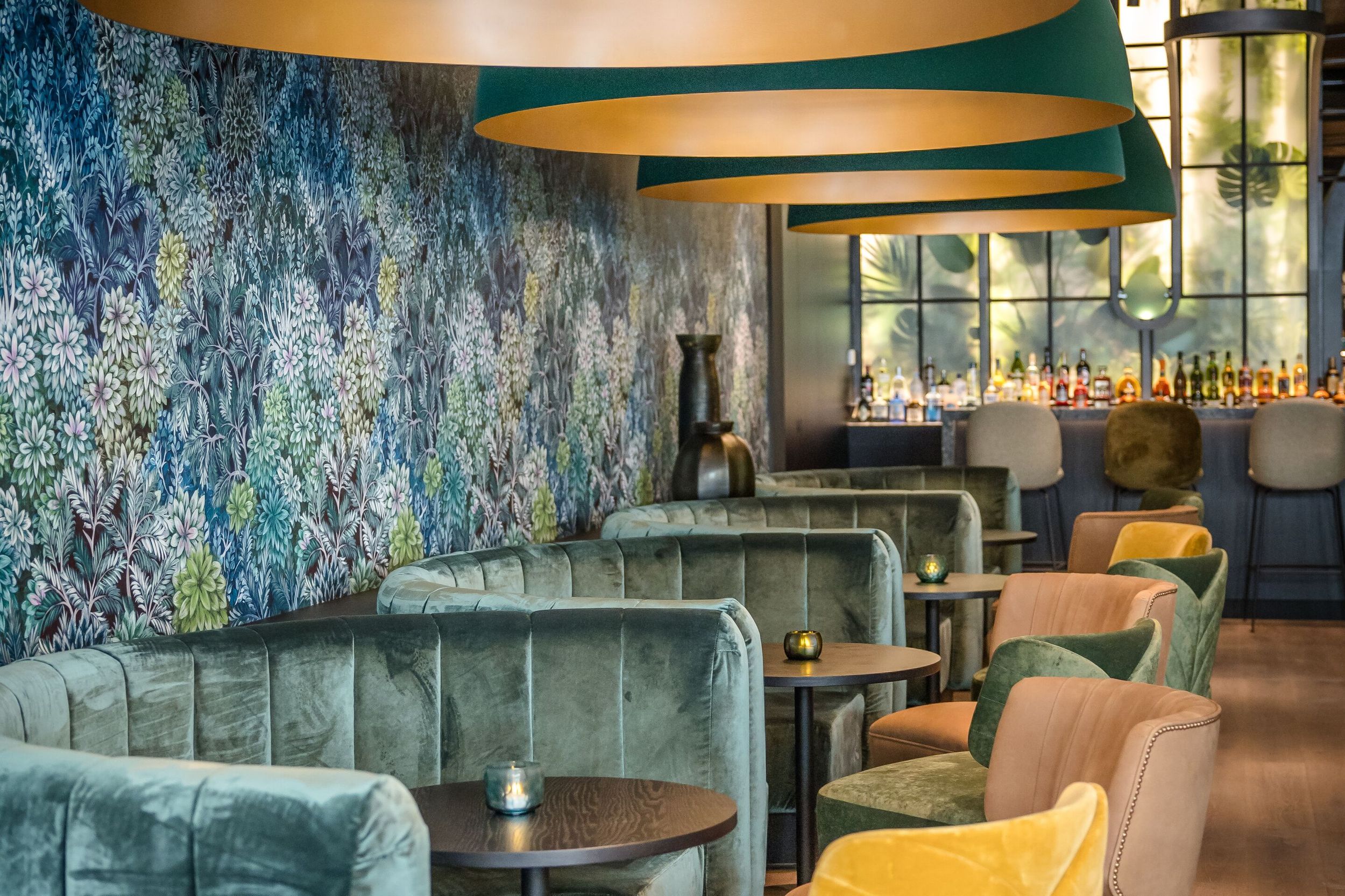 Designhotel München Hauptbahnhof Motel One Bar und Lounge mit mehreren Sitzgelegenheiten