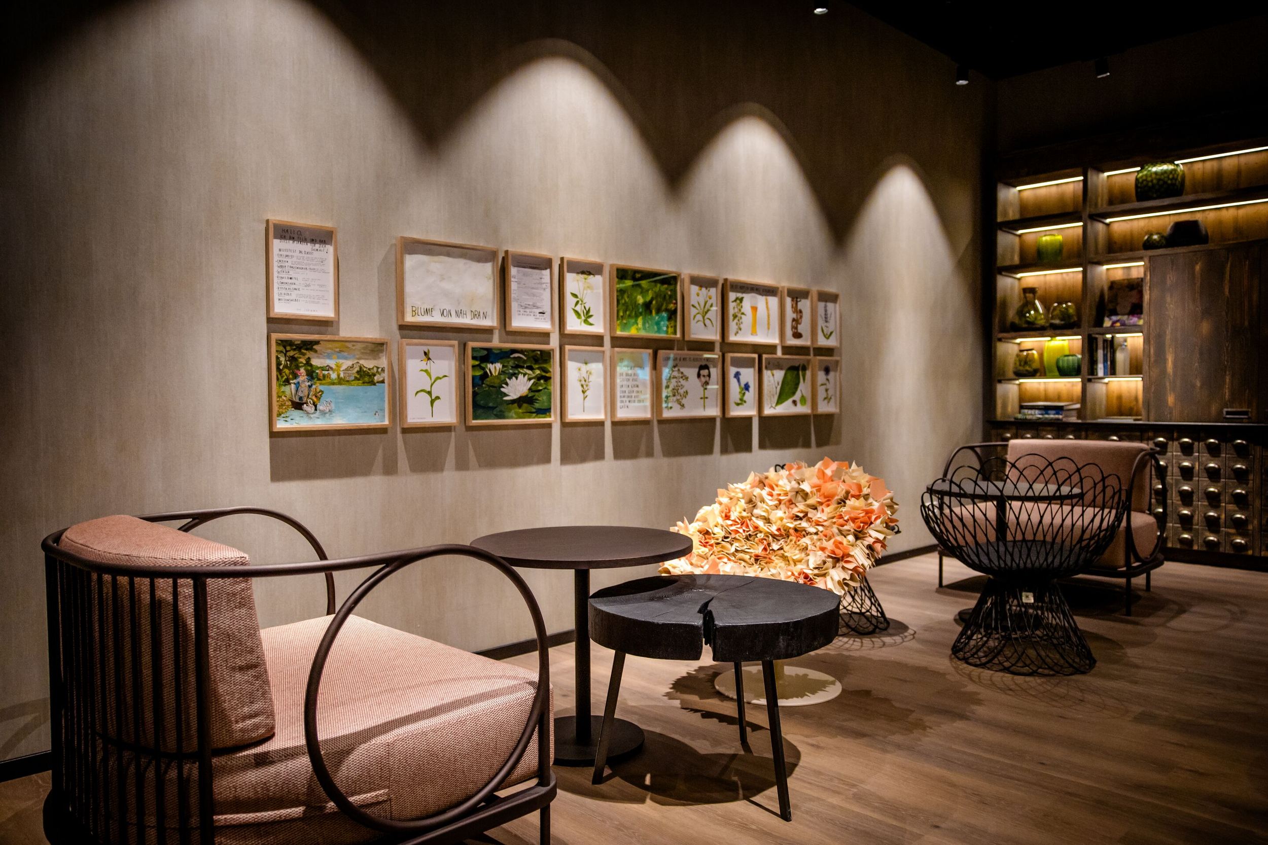 Designhotel München Hauptbahnhof Motel One Lounge Sitzbereich mit Stühlen und Tischen