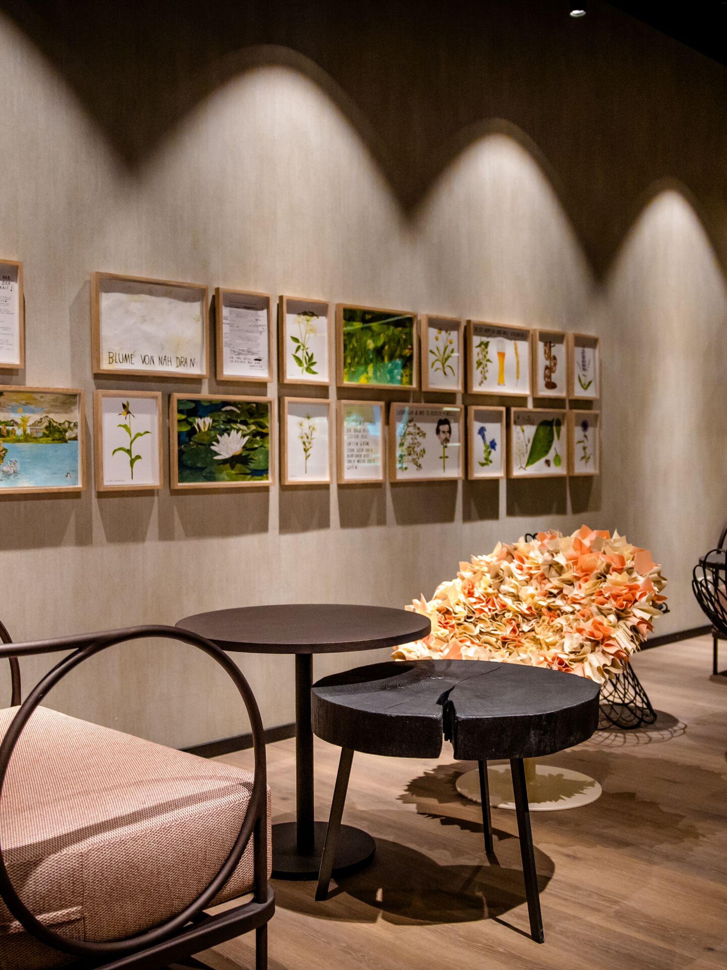 Designhotel München Hauptbahnhof Motel One Lounge Sitzbereich mit Stühlen und Tischen