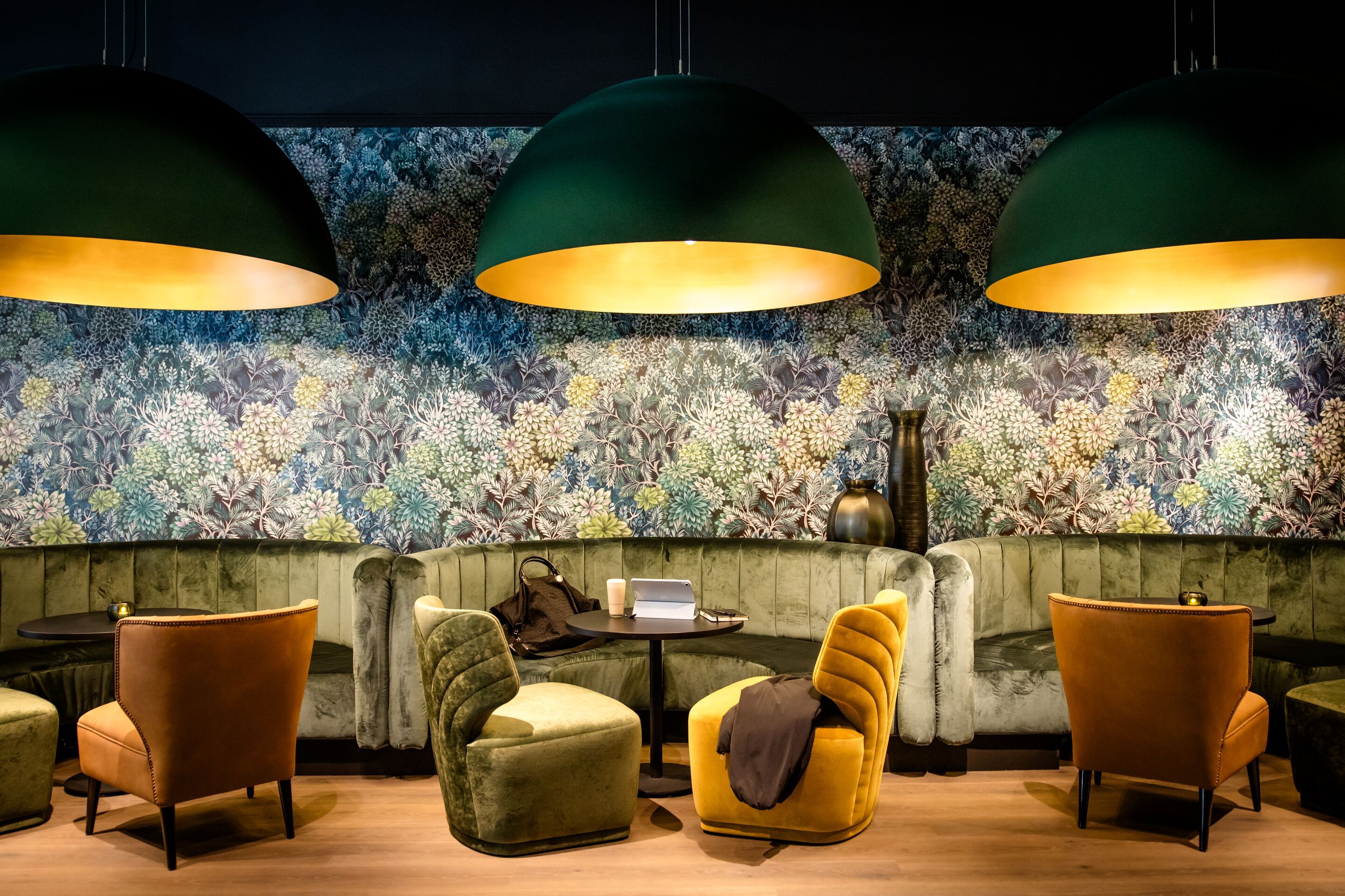 Designhotel München Hauptbahnhof Motel One Sitzecken mit großen Lampen über den Tischen