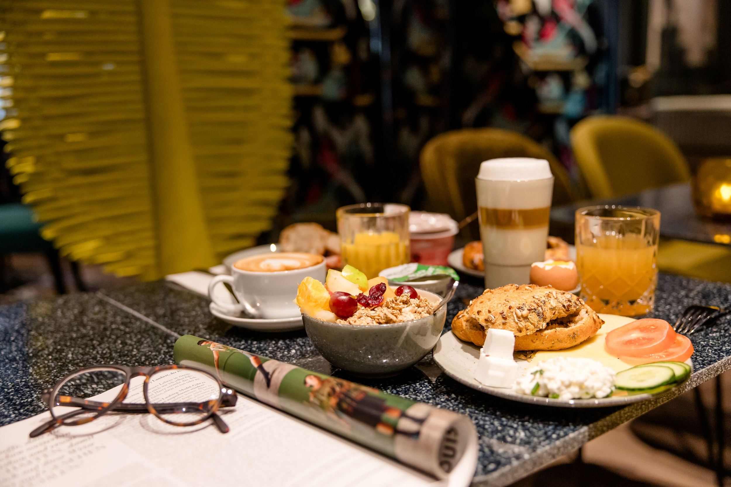 Designhotel München Hauptbahnhof Motel One gedeckter Frühstückstisch