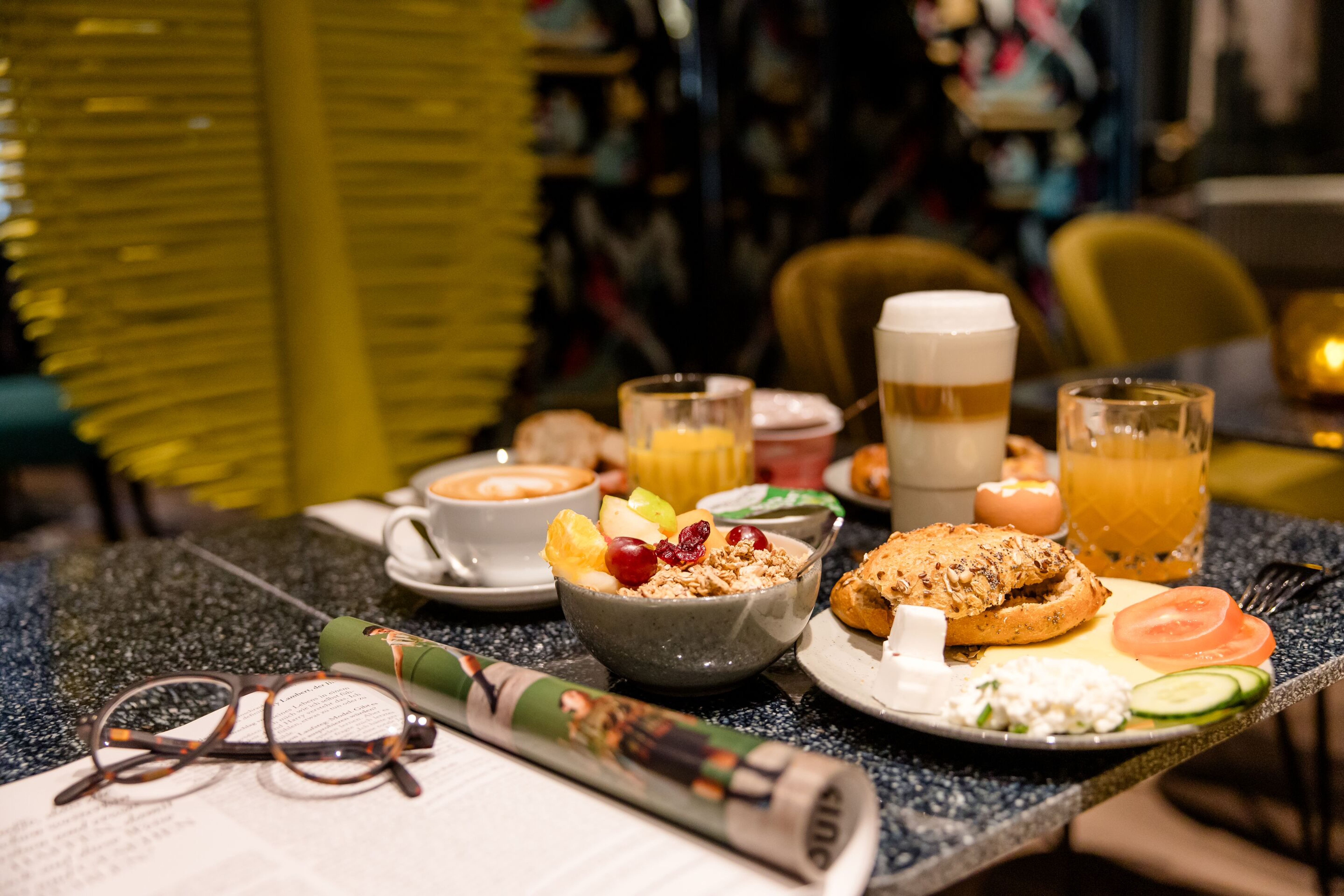 Designhotel München Hauptbahnhof Motel One gedeckter Frühstückstisch Designhotel München Hauptbahnhof Motel One gedeckter Frühstückstisch