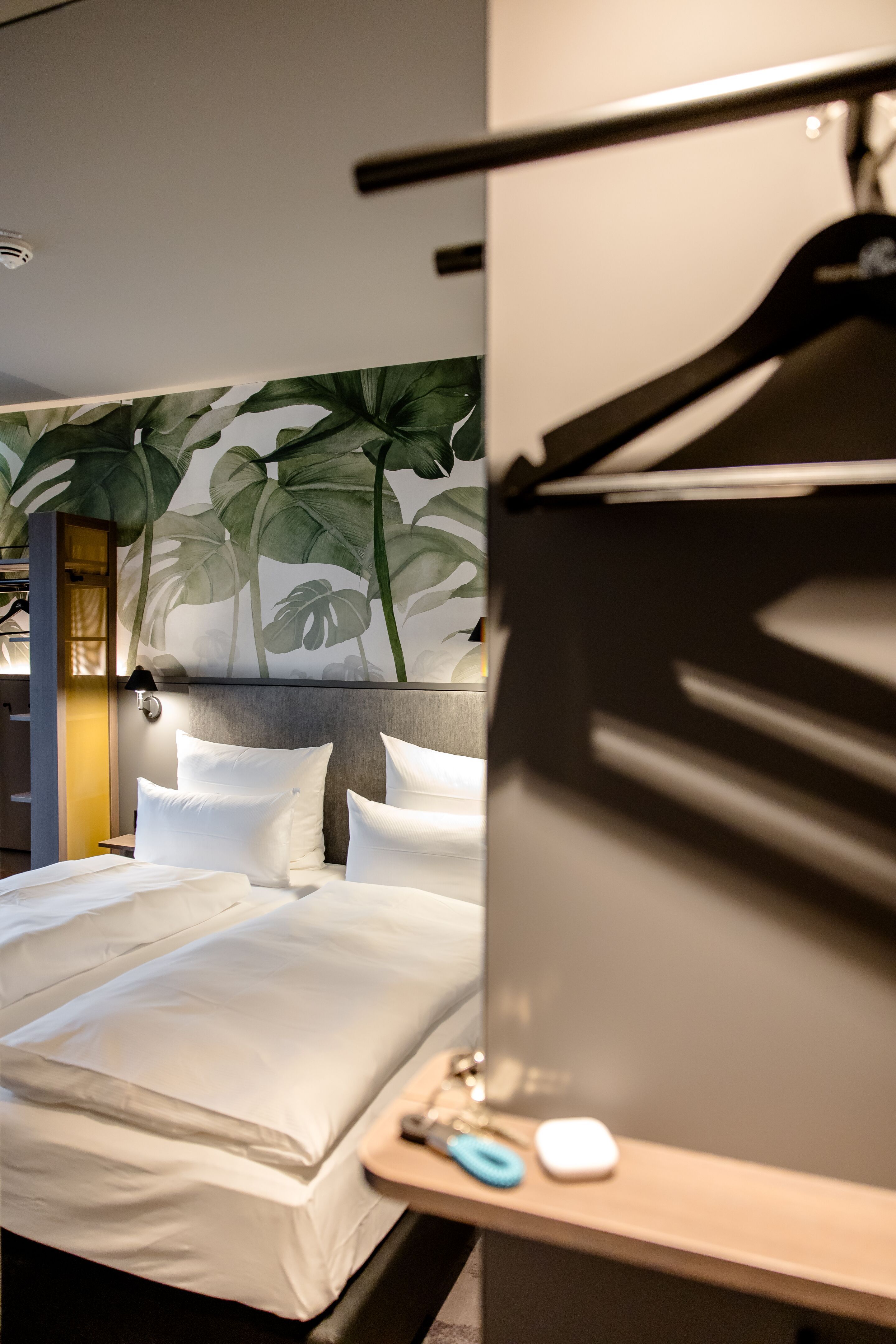 Designhotel München Hauptbahnhof Motel One Zimmer mit Blick auf geräumiges Doppelbett