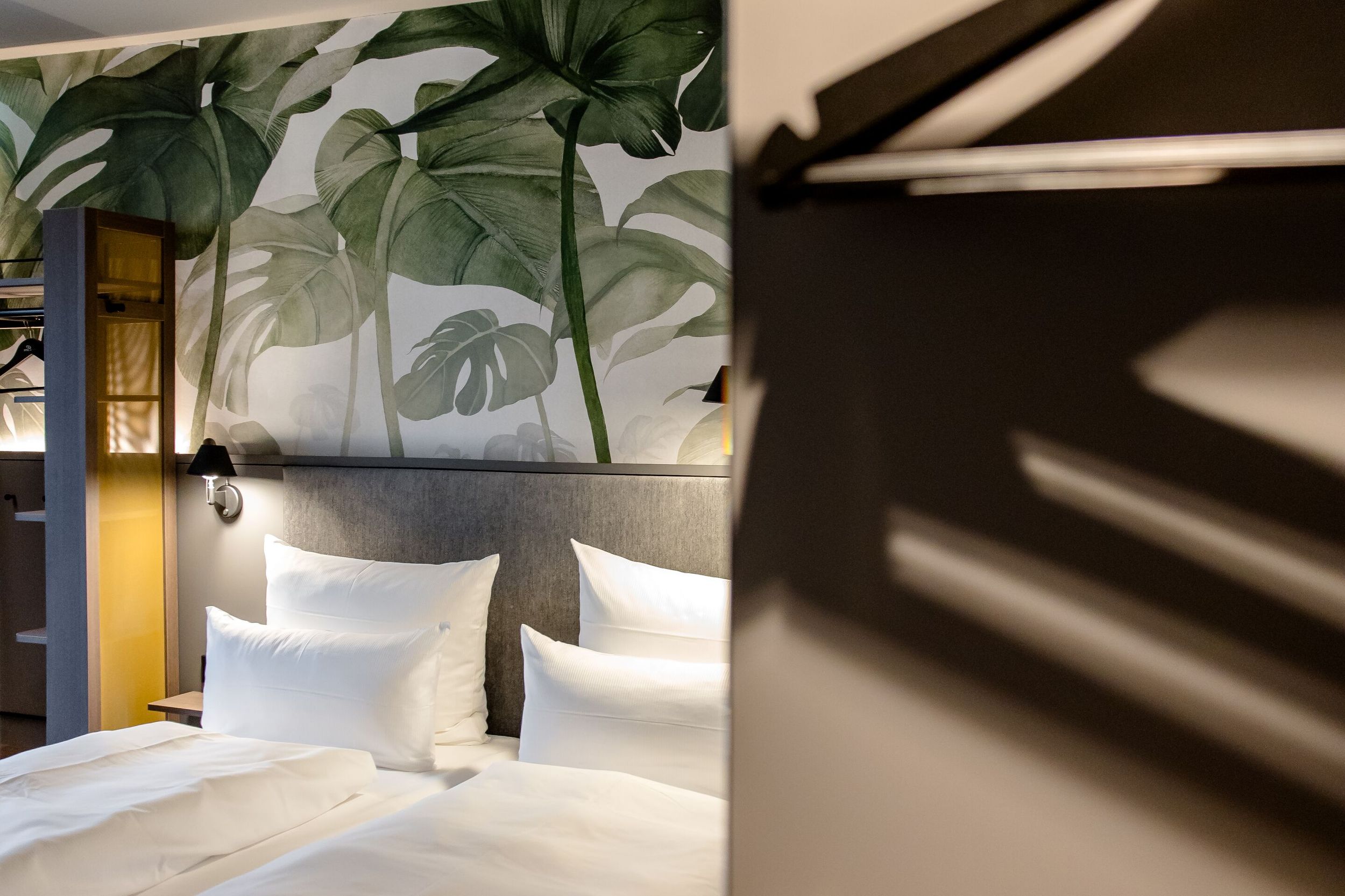 Designhotel München Hauptbahnhof Motel One Zimmer mit Blick auf geräumiges Doppelbett