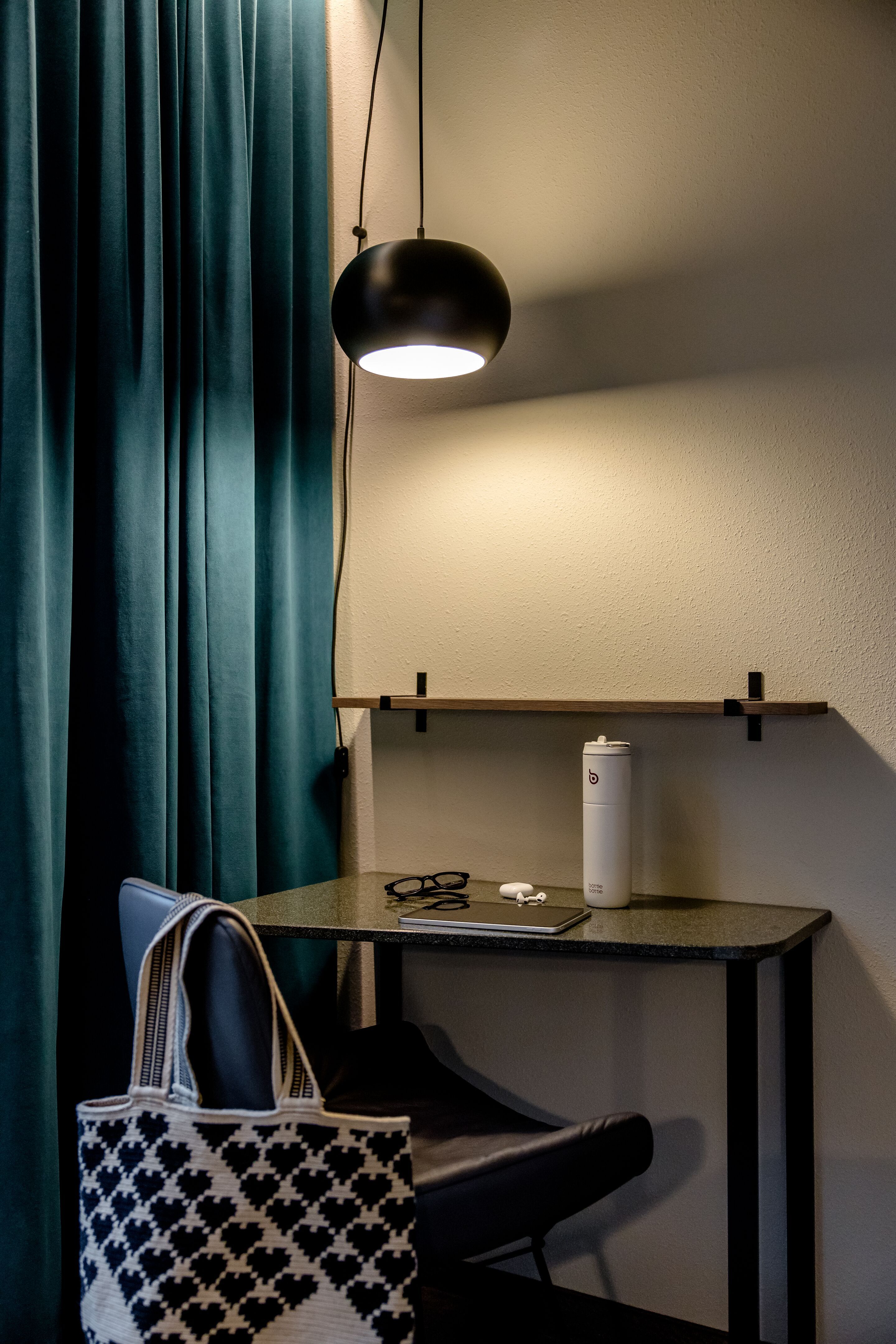 Designhotel München Hauptbahnhof Motel One Schreibtisch und Stuhl