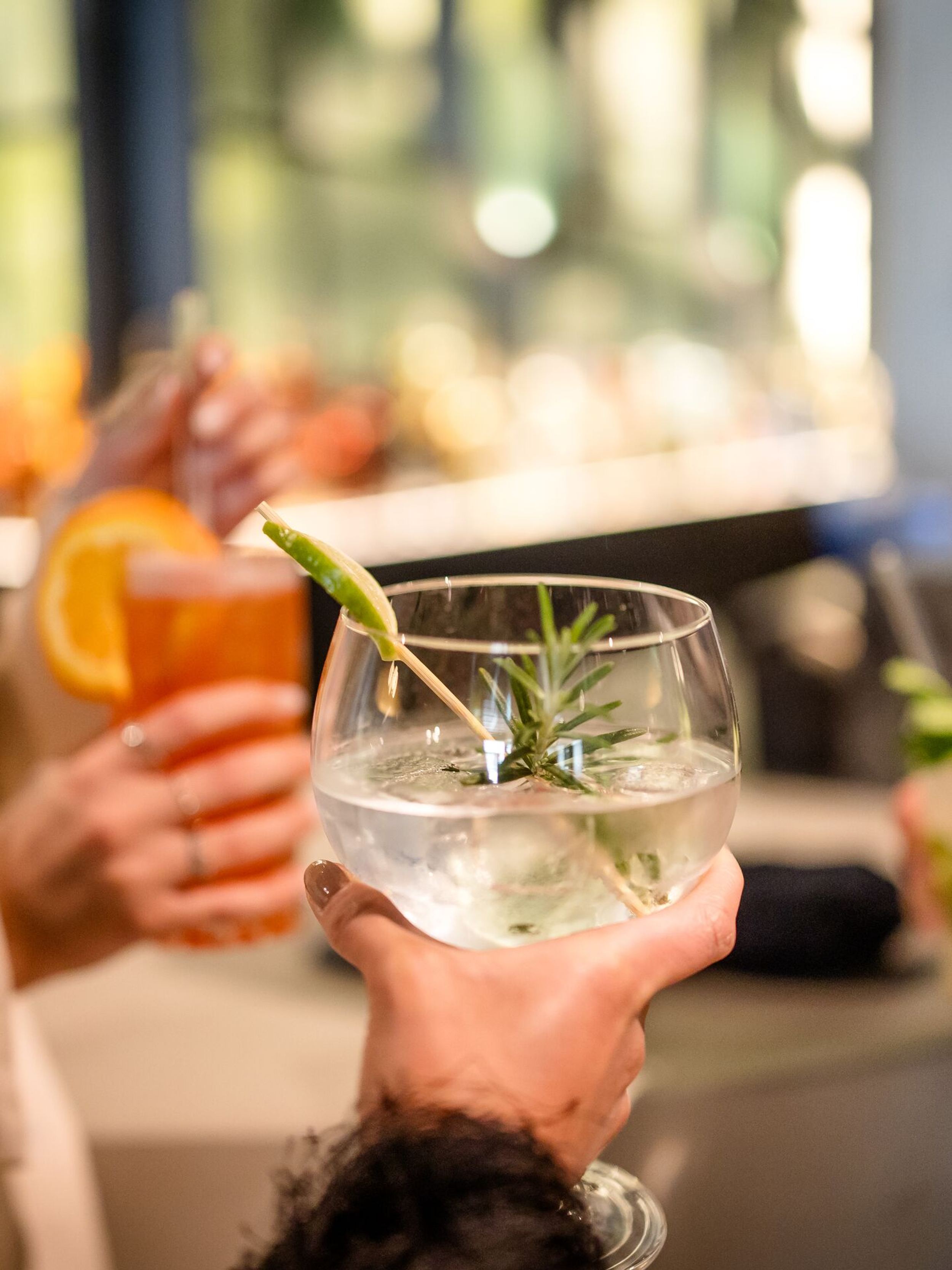 Designhotel München Hauptbahnhof Motel One mehrere Personen stoßen mit Getränken in den Händen an