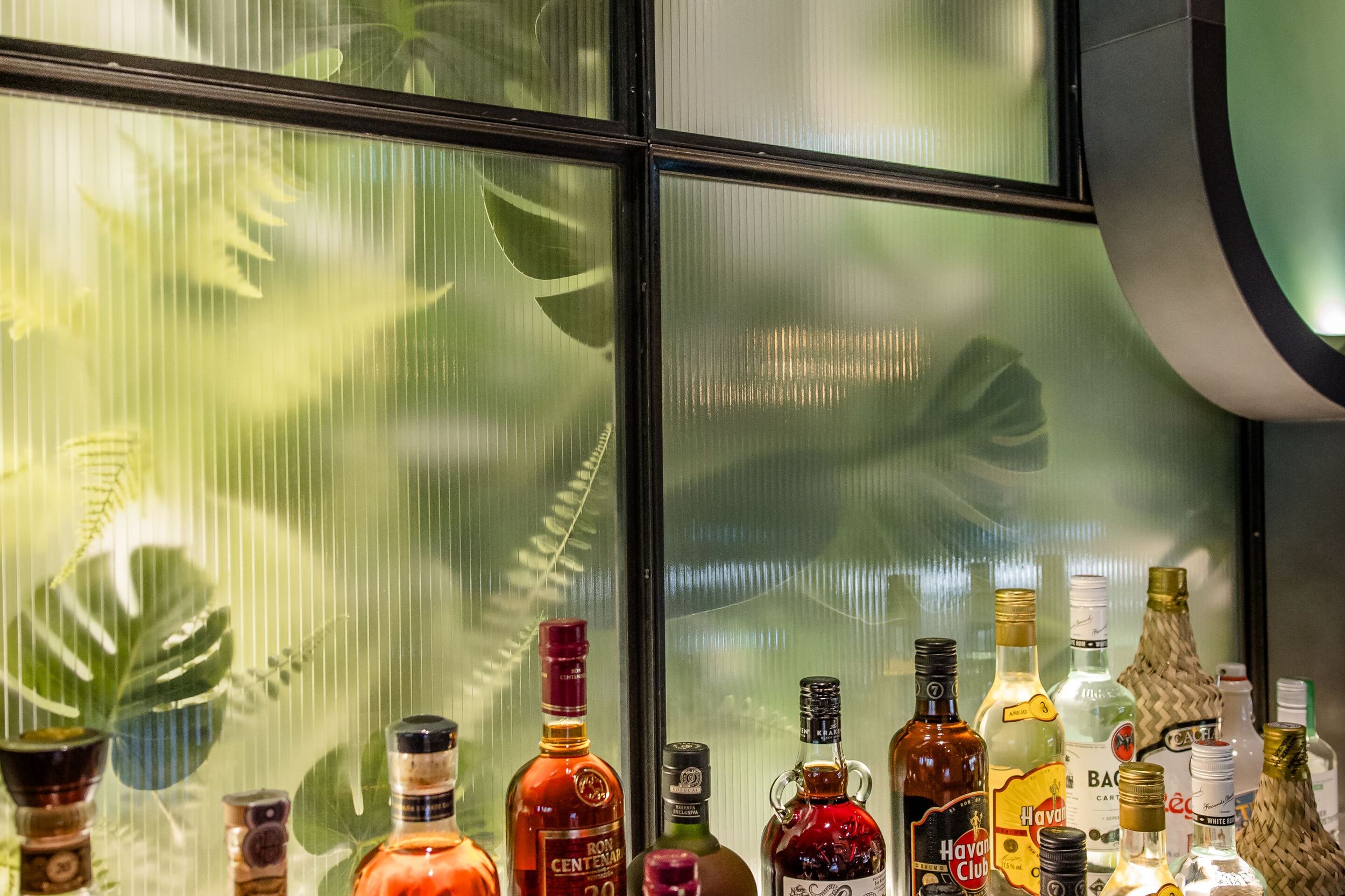 Designhotel München Hauptbahnhof Motel One Bar mit Blick auf mehrere Flaschen